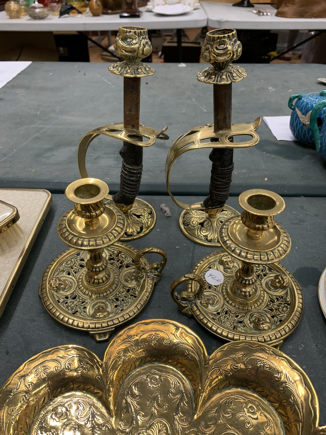 A COLLECTION OF VINTAGE BRASSWARE TO INCLUDE TWO PAIRS OF CANDLESTICKS, ONE WITH KNIVES, THE OTHER - Image 6 of 6