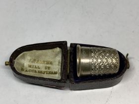 A HALLMARKED BIRMINGHAM SILVER THIMBLE IN ORIGINAL PRESENTATION BOX FROM J PARKER MILL STREET