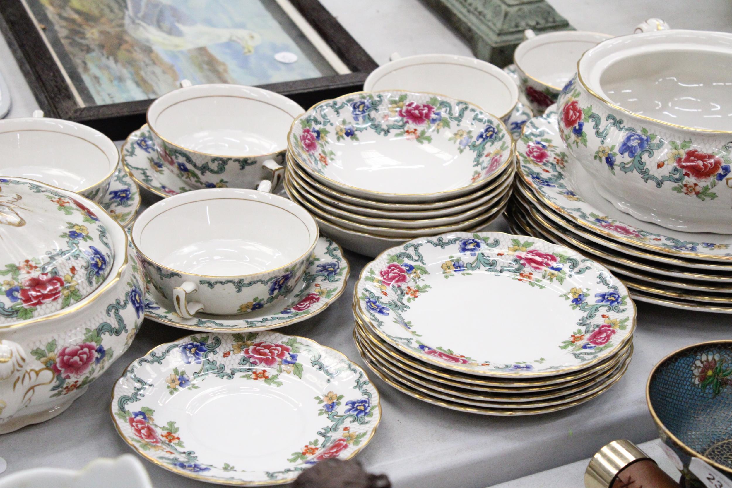 A FLORADORA BOOTHS DINNER SERVICE TO INCLUDE SOUP BOWLS, PLATES, TUREENS ETC - Image 4 of 5