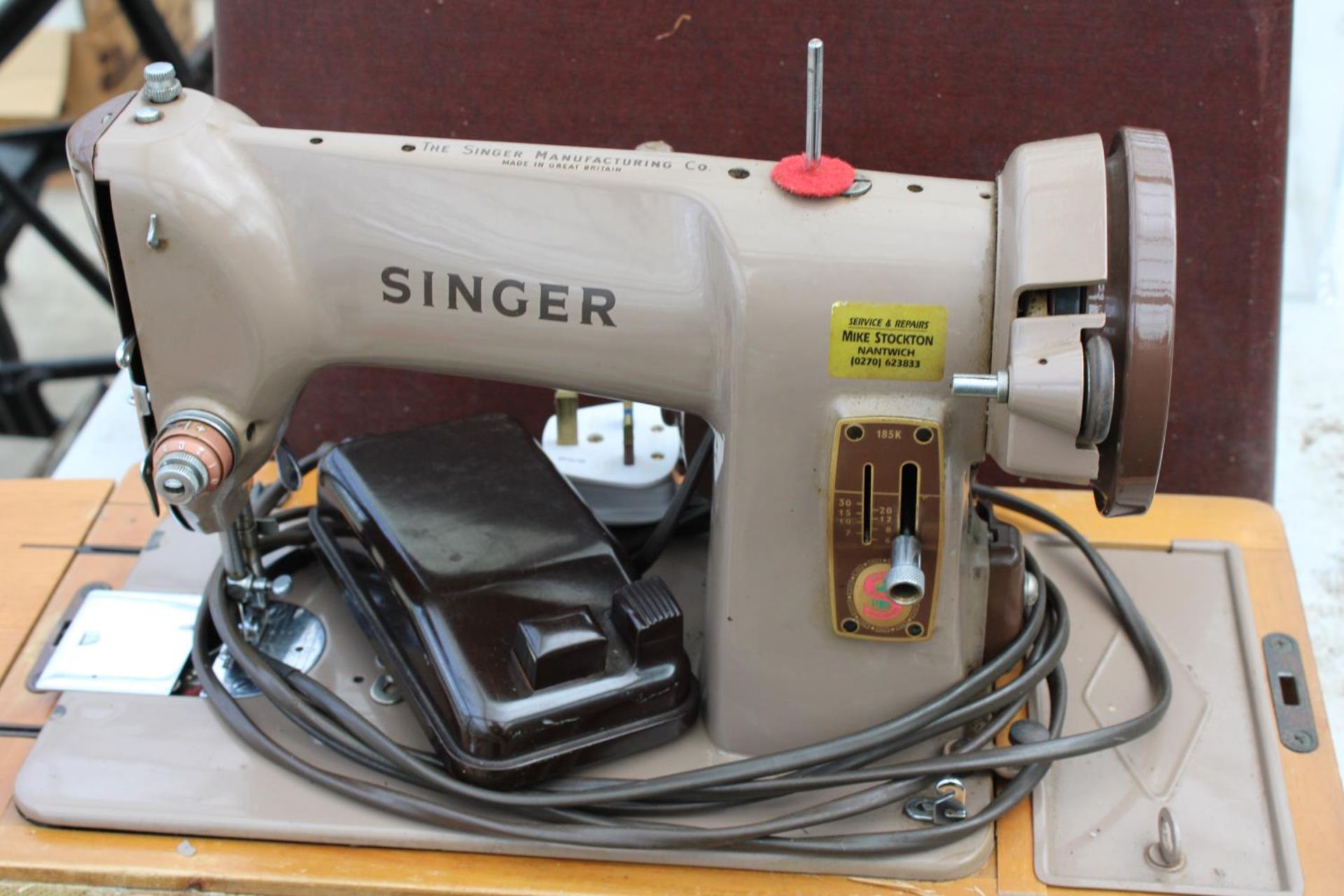 A RETRO SINGER SEWING MACHINE WITH CARRY CASE - Image 3 of 3