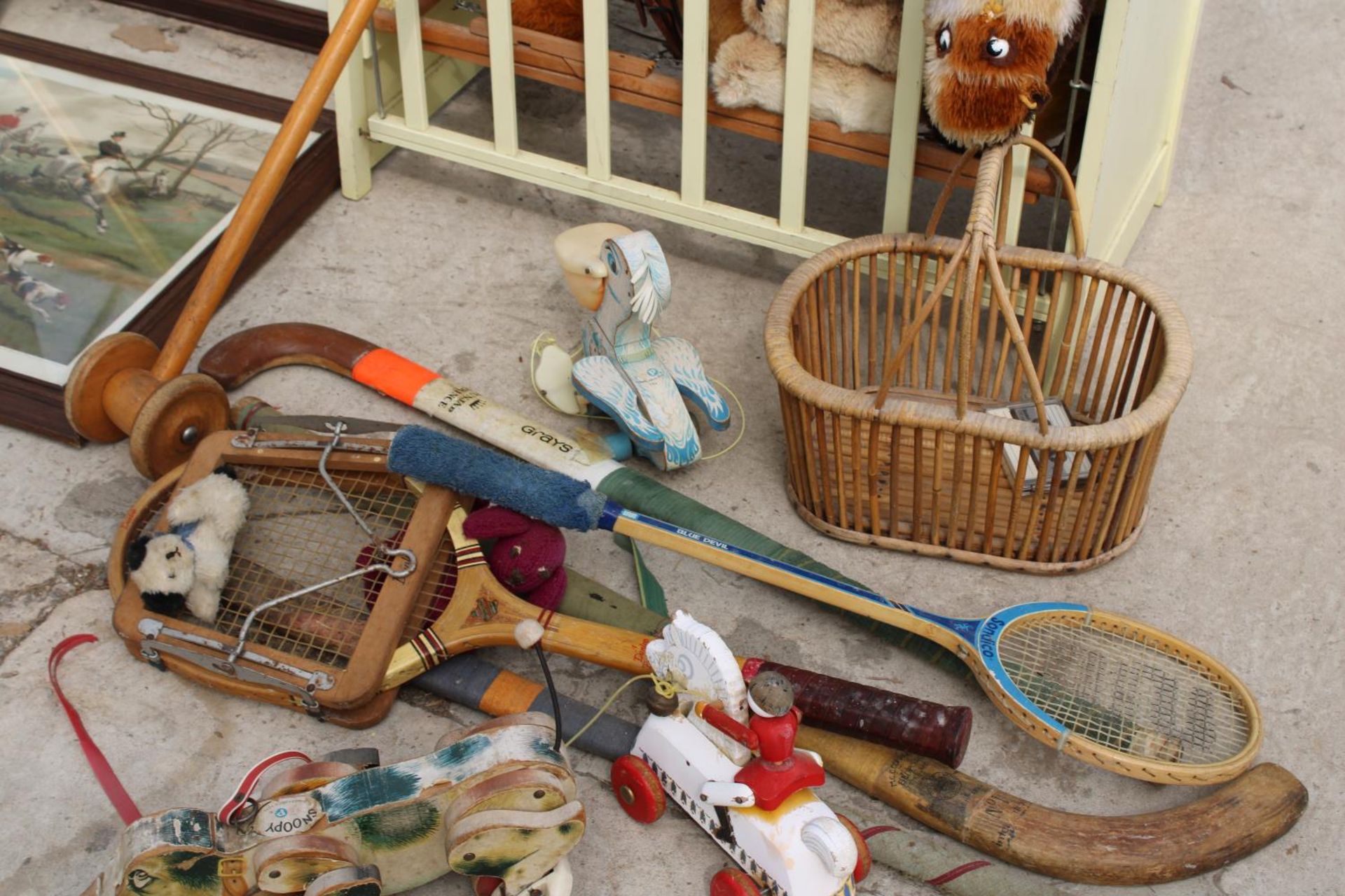 AN ASSORTMENT OF VINTAGE ITEMS TO INCLUDE HOCKEY STICKS, A COT AND TEDDIES ETC - Image 3 of 5