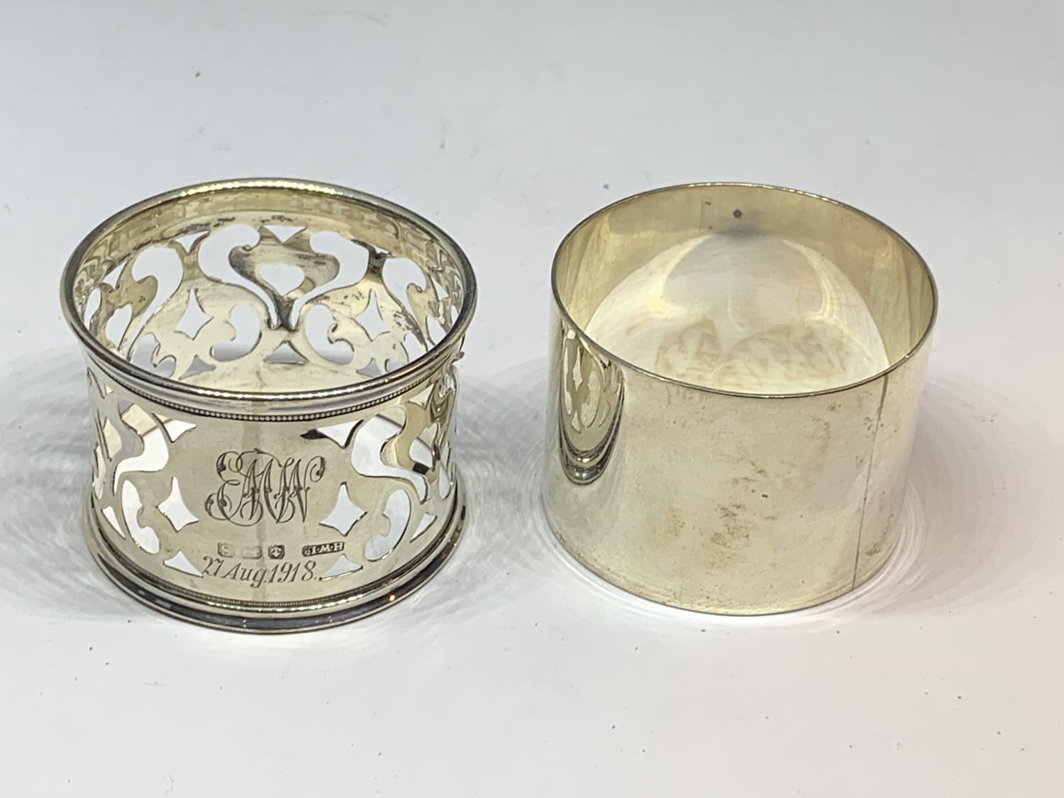 THREE SILVER ITEMS TO INCLUDE A CHESTER HALLMARKED NAPKIN RING, A BIRMINGHAM ENGRAVED AND PIERCED - Image 4 of 6