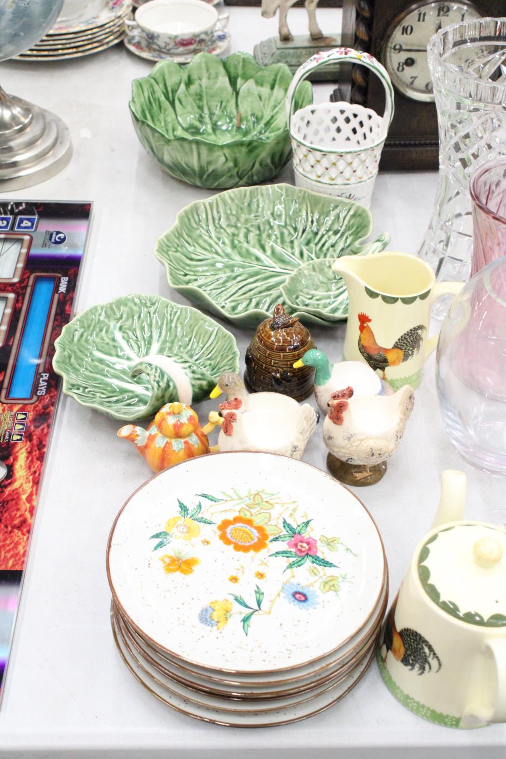 A QUANTITY OF CERAMIC ITEMS TO INCLUDE LEAF BOWLS, A COCKEREL TEAPOT AND MILK JUG, HEN AND DUCK