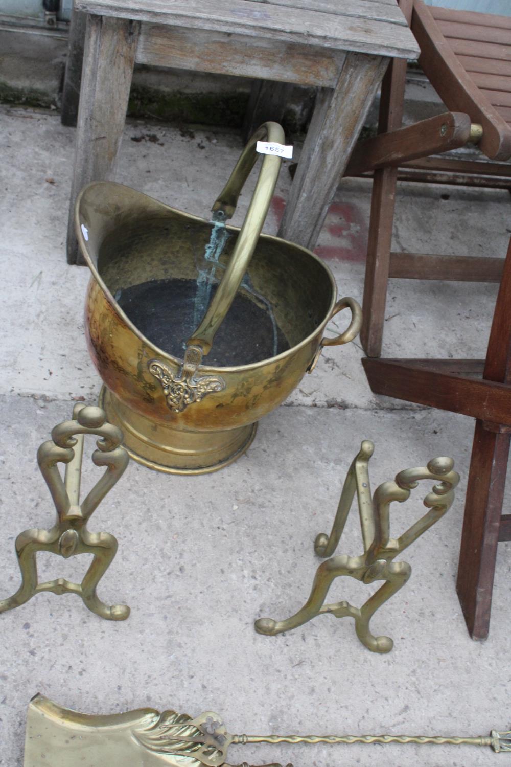 AN ASSORTMENT OF BRASS FIRE SIDE ITEMS TO INCLUDE A COAL BUCKET, FIRE DOGS AND TOOLS ETC - Image 2 of 3