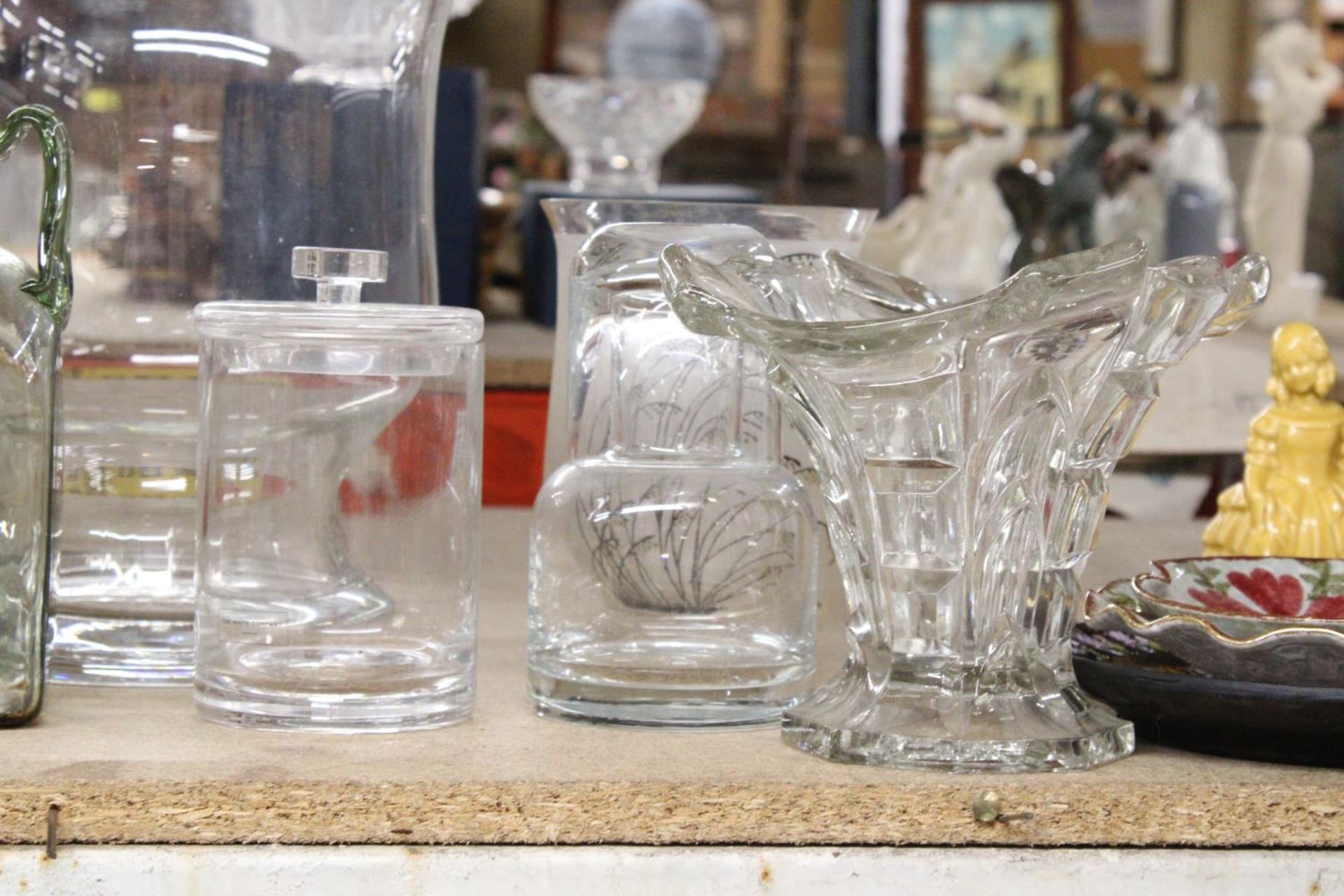 A QUANTITY OF GLASSWARE TO INCLUDE, LARGE VASES, BOTTLES, ETC - Image 3 of 5