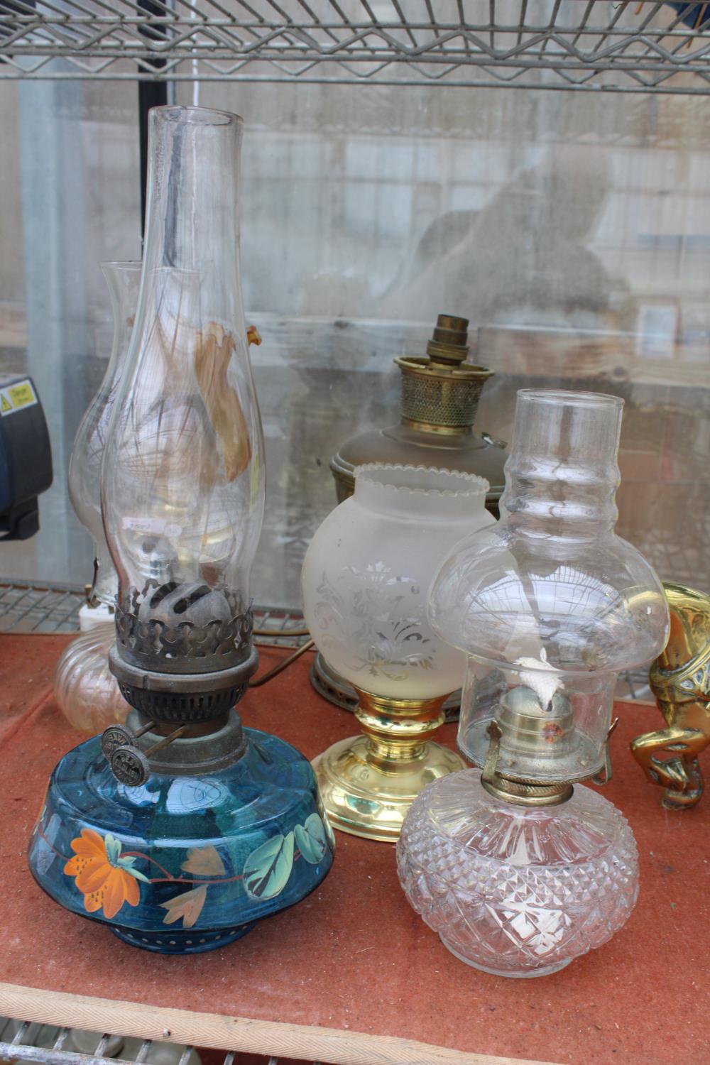 AN ASSORTMENT OF VINTAGE OIL LAMPS WITH SHADES AND FUNNELS, TO INCLUDE TWO CONVERTED TO ELECTRIC - Image 4 of 4