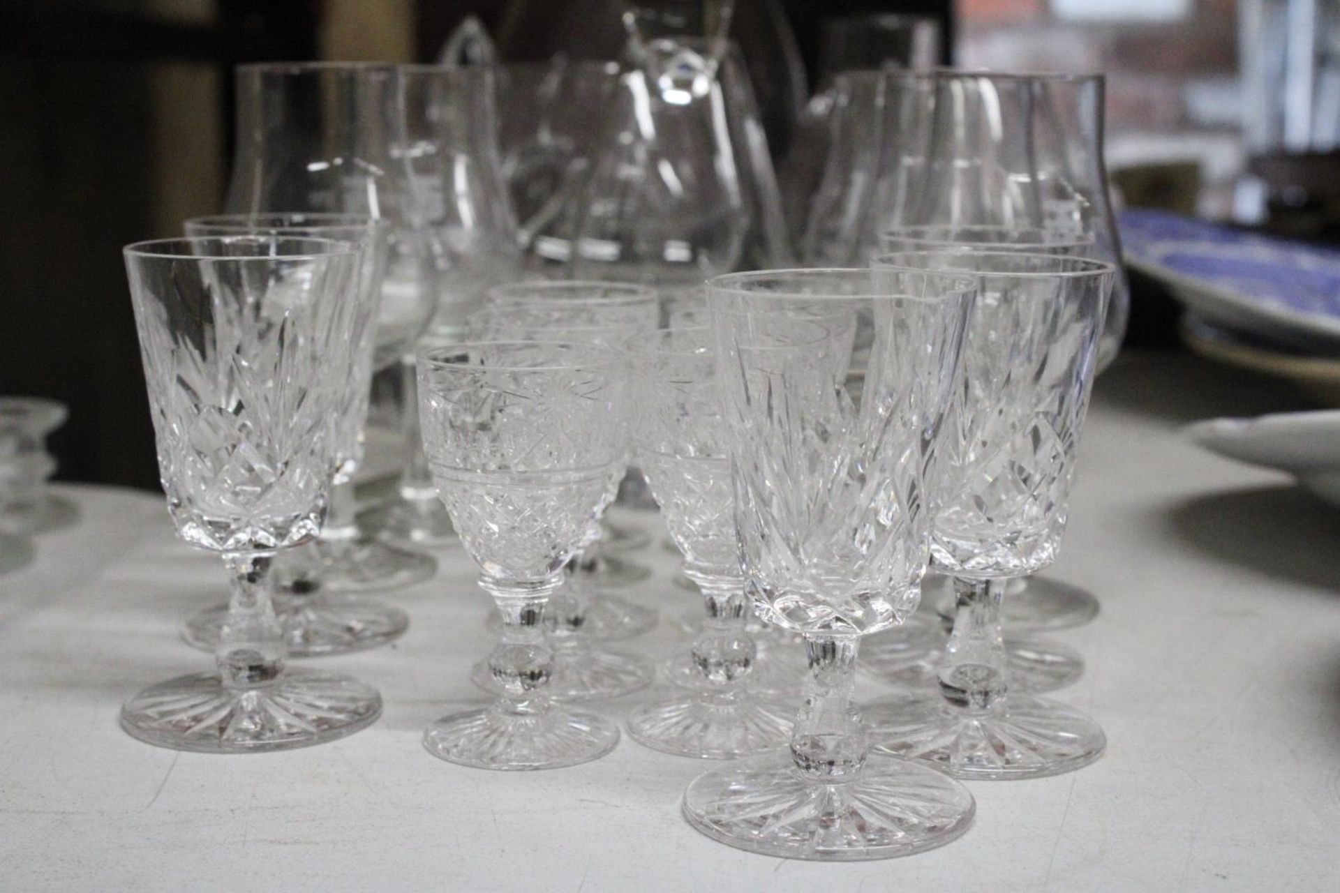 A MIXED LOT OF GLASSWARE TO INCLUDE BRANDY GLASSES, SHERRY GLASSES, A GLASS LIDDED OIL BOTTLE ETC - Image 2 of 4