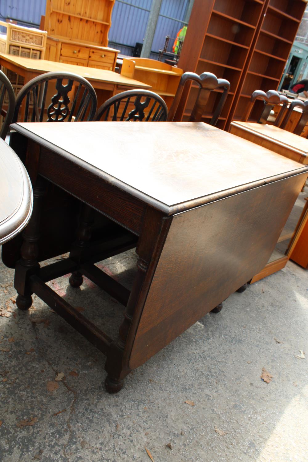 AN EARLY 20TH CENTURY OAK GATE-LEG DINING TABLE - Image 2 of 3