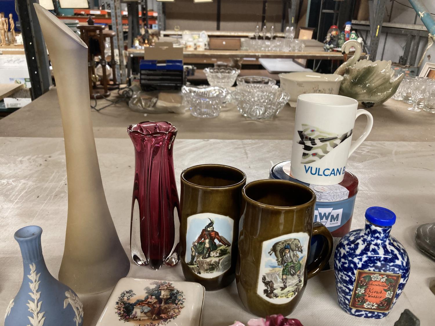 A MIXED LOT OF CERAMICS AND GLASSWARE TO INCLUDE WEDGWOOD JASPERWARE, TANKARDS WITH SCOTTISH IMAGES, - Bild 2 aus 3