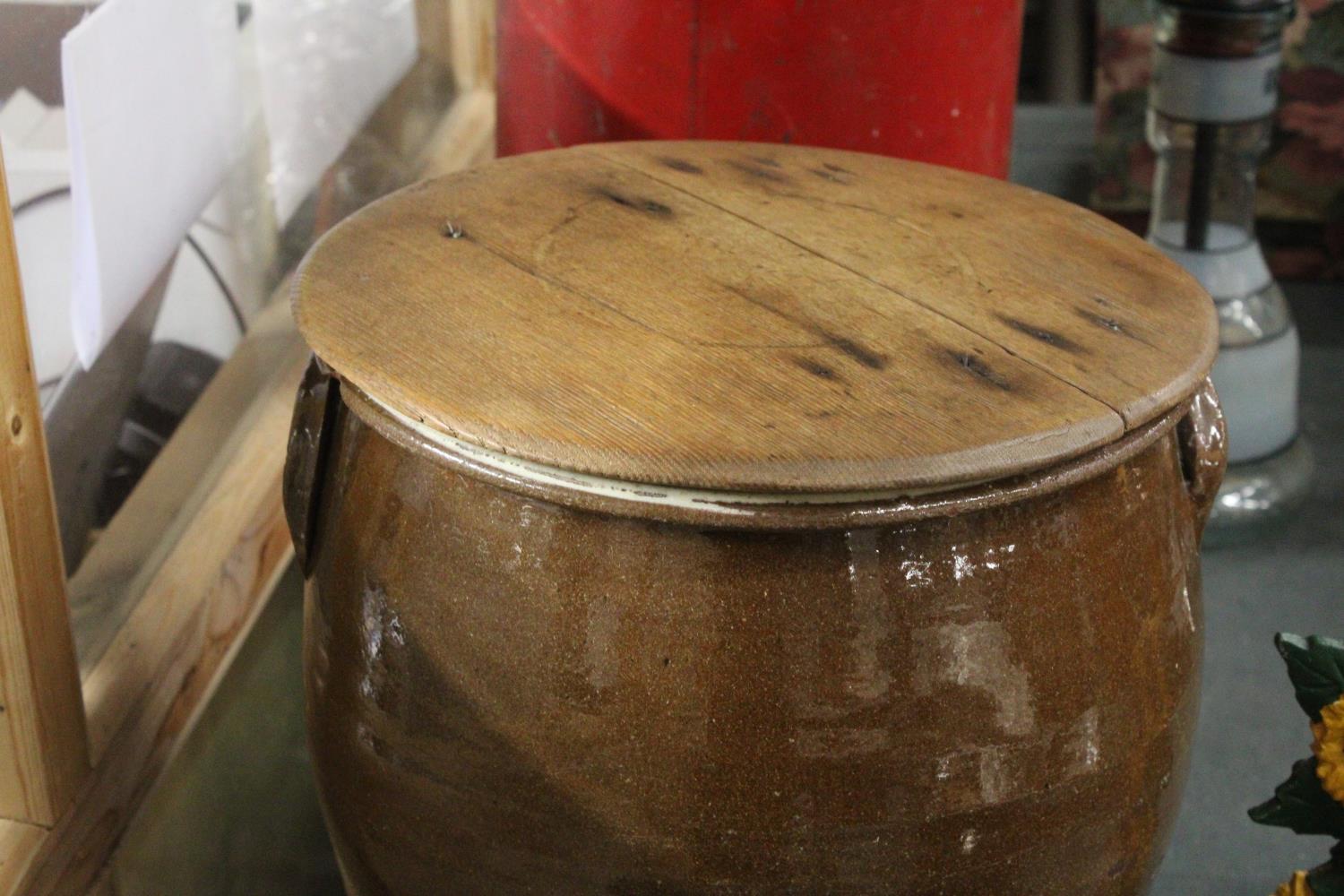 A LARGE HEAVY STONEWARE POT WITH A WOODEN LID, HEIGHT 38CM, DIAMETER 32CM - Image 2 of 4