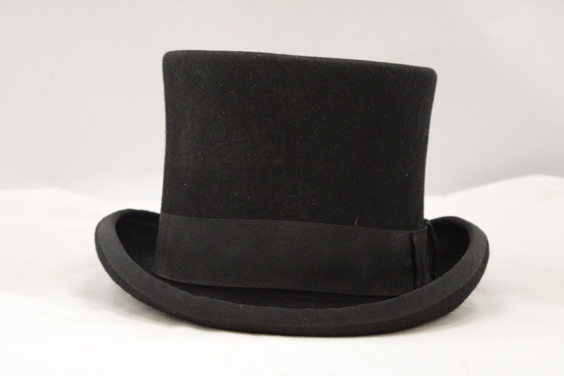 A 'VIZ-UK' TOP HAT, SIZE MEDIUM - Image 3 of 5