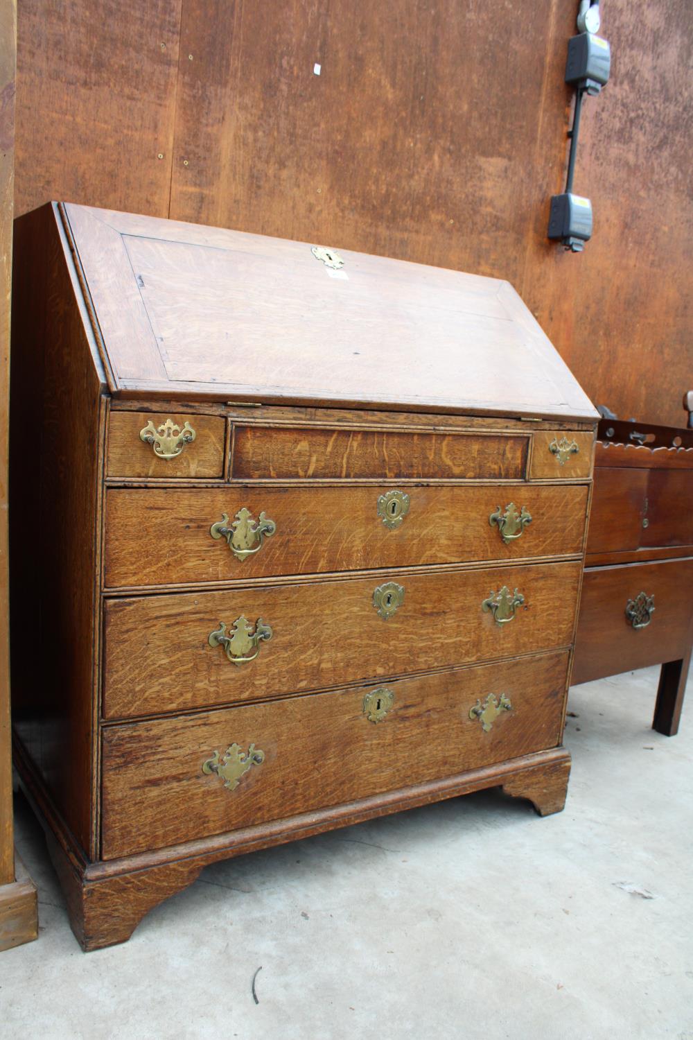 A GEORGE III OAK BUREAU WITH FITTED INTERIOR, TWO SHORT AND THREE LONG GRADUATED DRAWERS TO THE BASE - Image 2 of 4