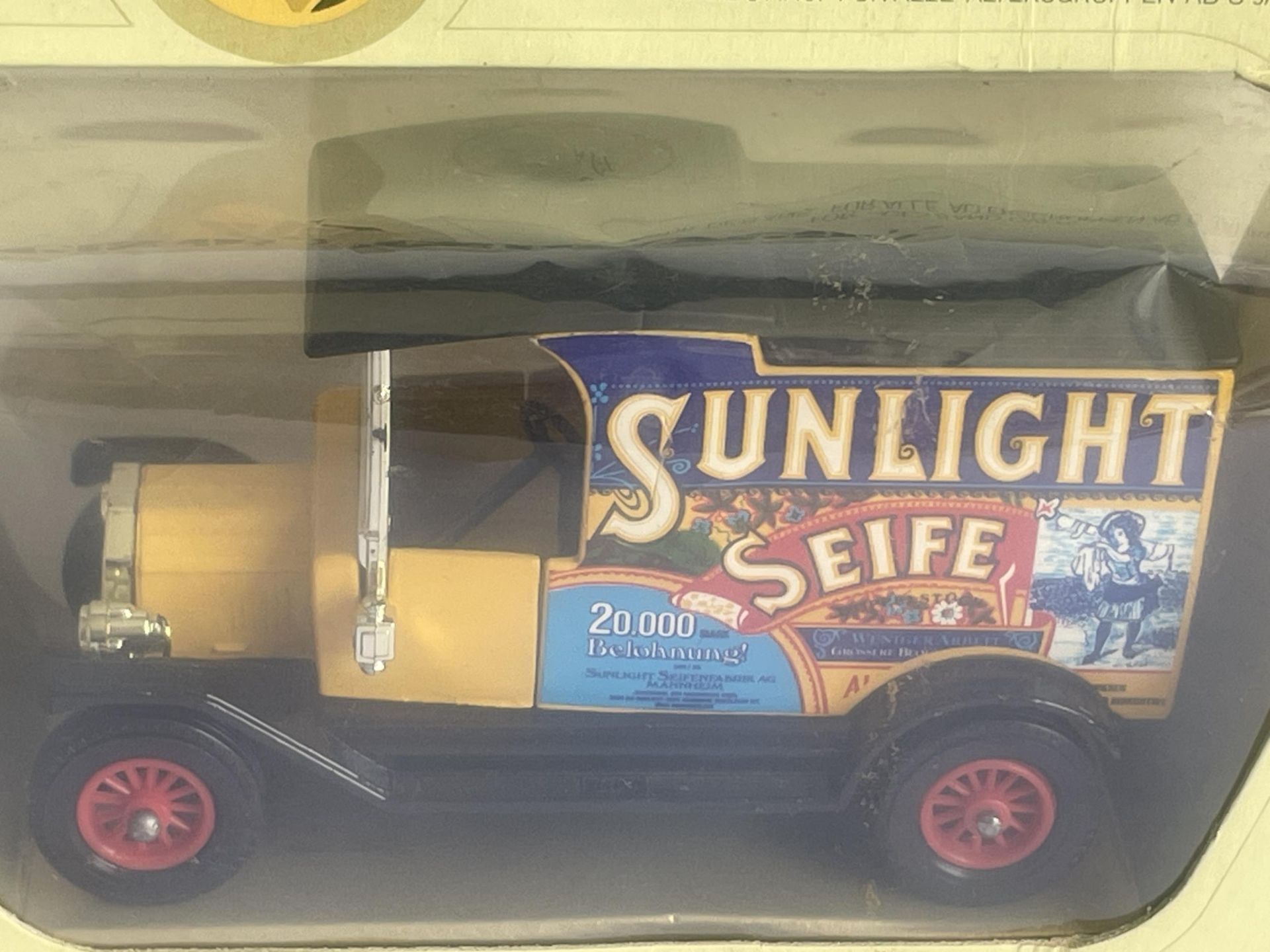 A BOXED MODELS OF YESTERYEAR SUNLIGHT SEIFE 1912 FORD MODEL T - Image 2 of 4