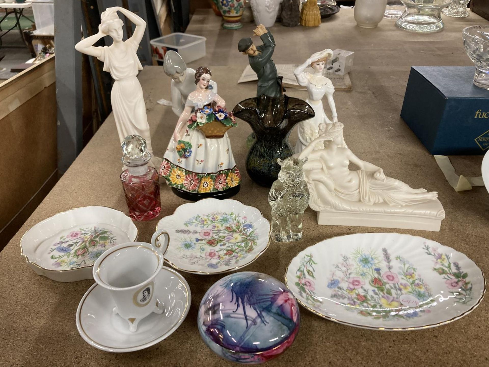 SIX FIGURINES TO INCLUDE COALPORT, AYNSLEY PLATES AND A PIN TRAY, SCENT BOTTLE, VASE, ETC - Image 4 of 4