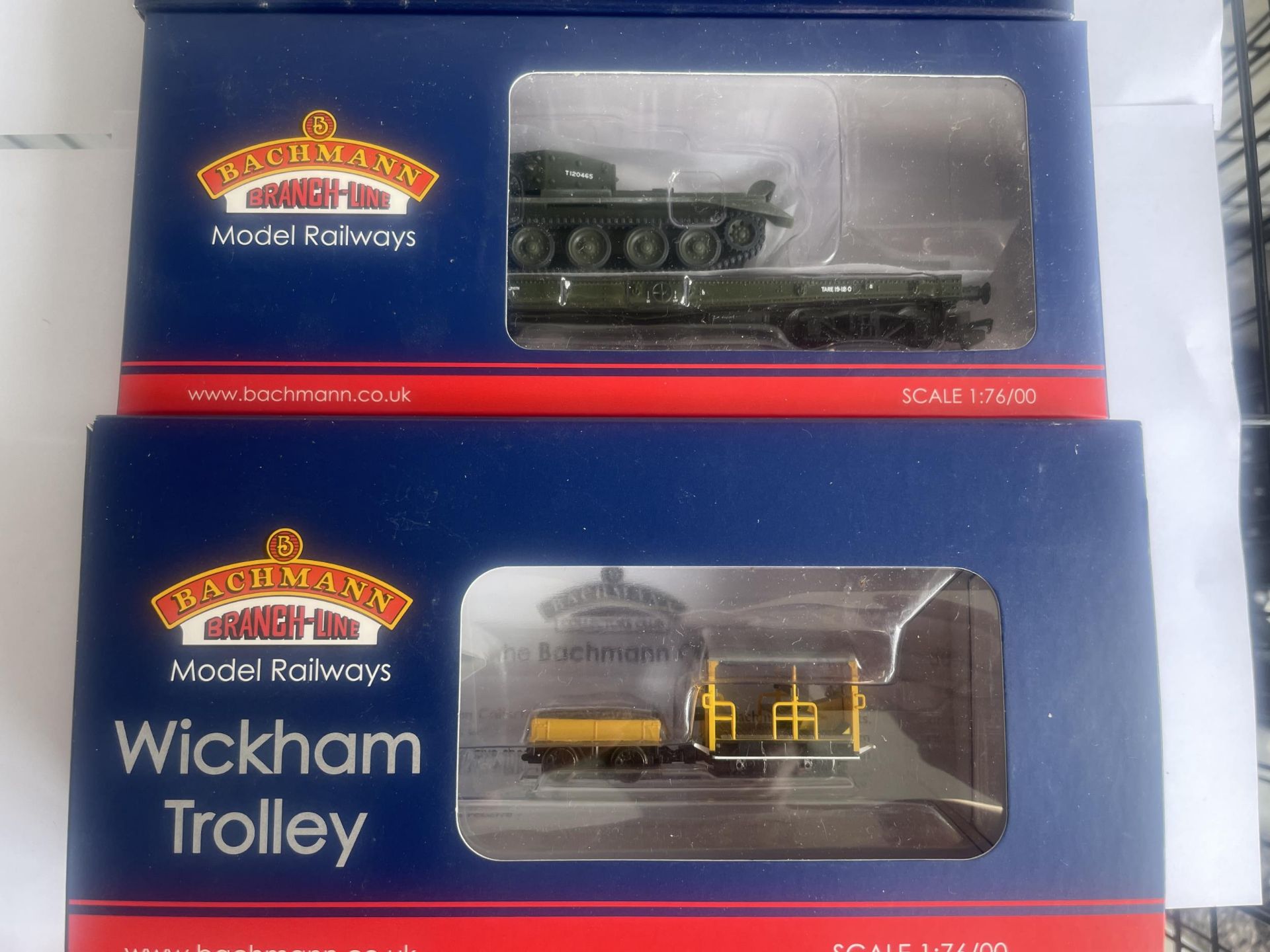 FOUR BOXED BACHMANN 00 GAUGE FREIGHT CARRIAGES TO INCLUDE TWO WITH MILITARY TANKS - Image 3 of 4