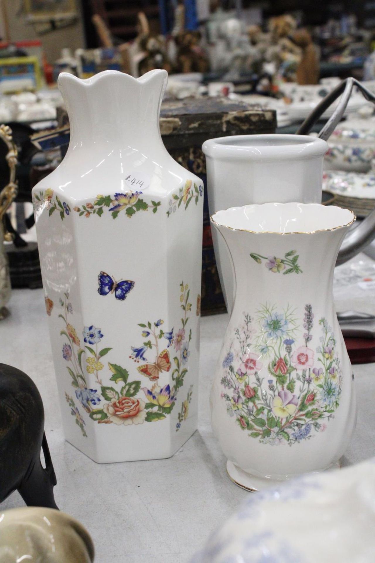 A QUANTITY OF CERAMICS TO INCLUDE TWO LARGE AYNSLEY VASES, A VINTAGE BLUE AND WHITE LIDDED TUREEN - Image 4 of 5