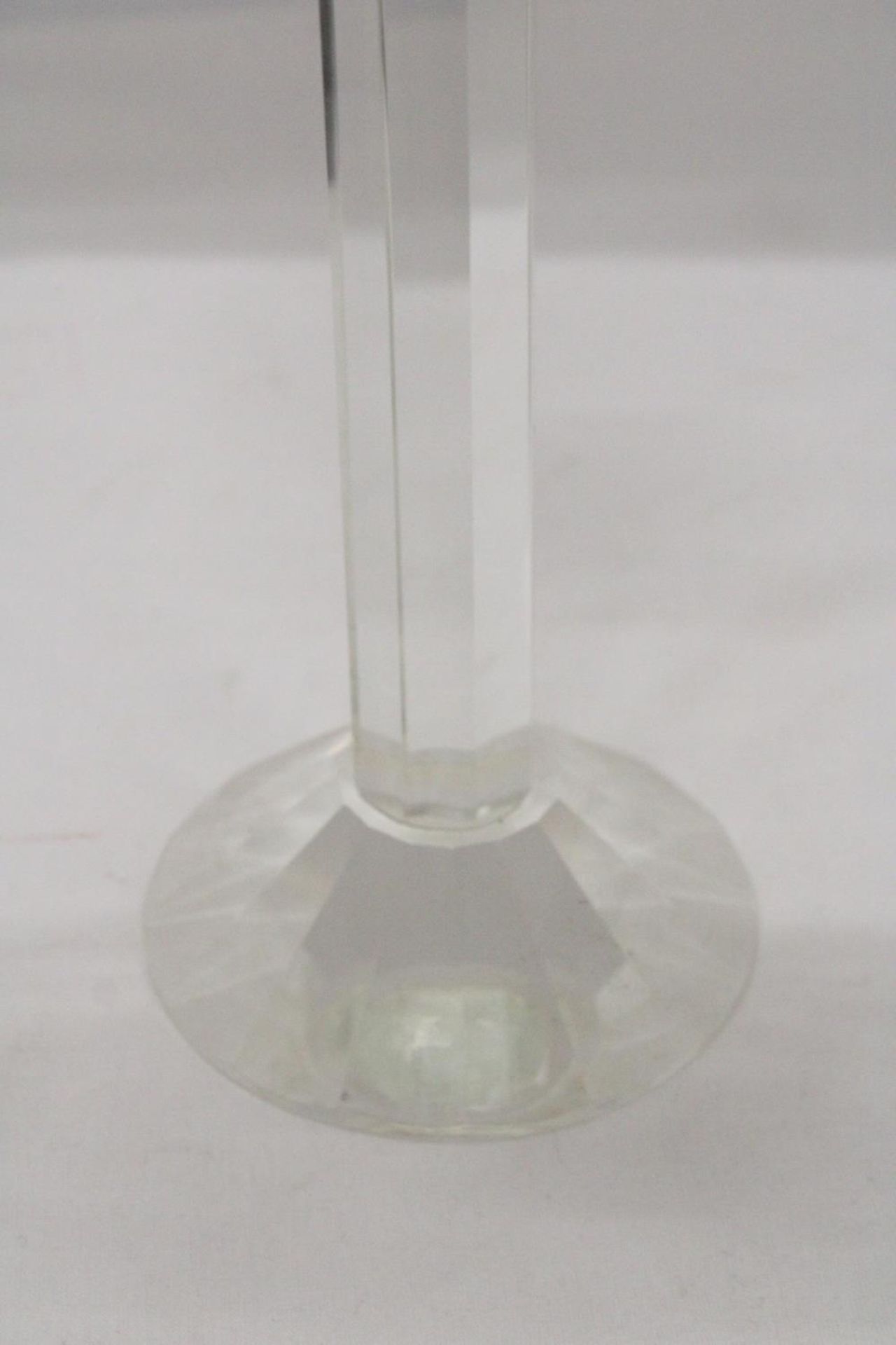 A PAIR OF GLASS CANDLESTICKS, HEIGHT 34CM - Image 3 of 5