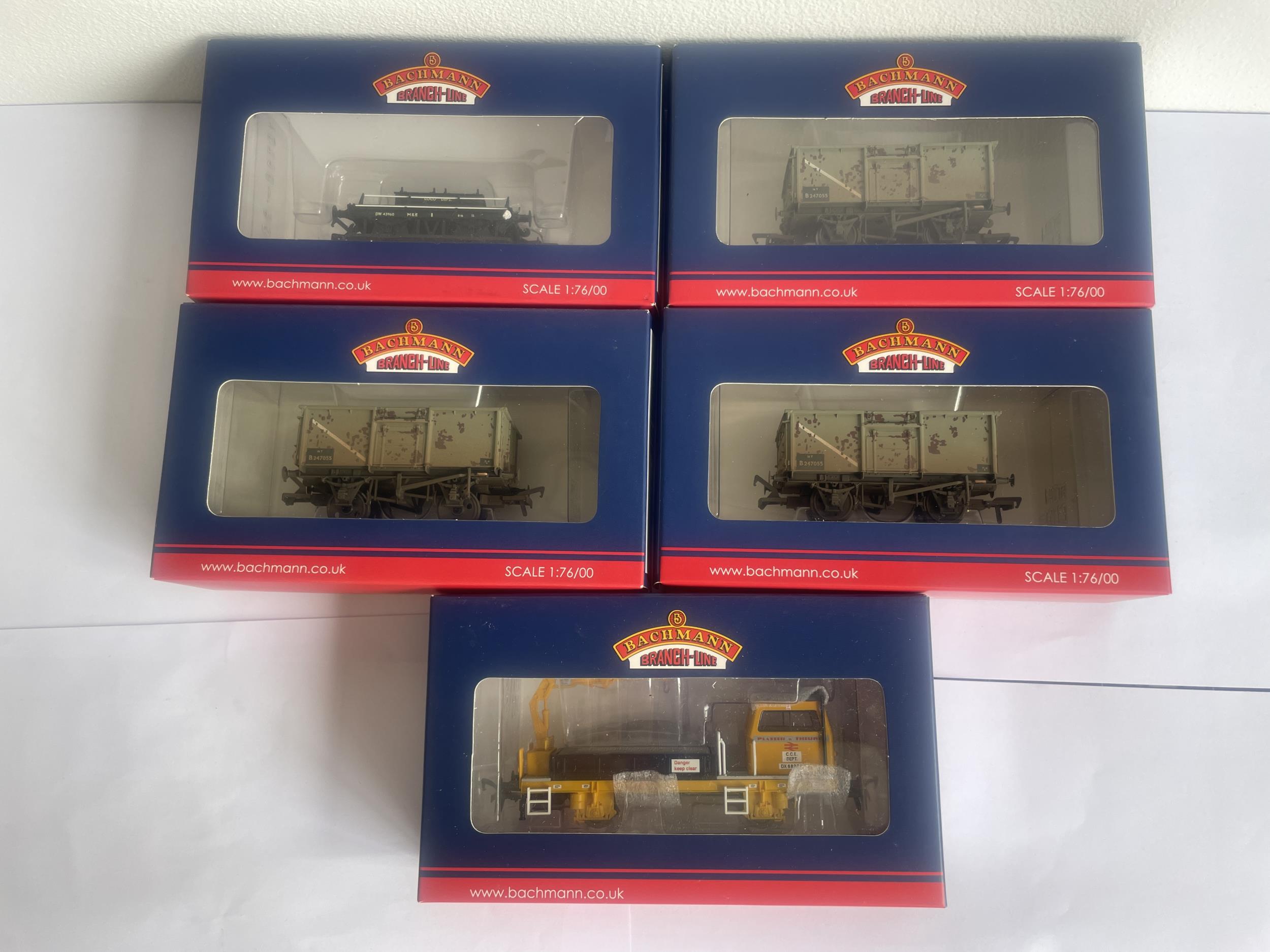 FIVE BOXED BACHMANN 00 GAUGE FREIGHT CARRIAGES TO INCLUDE TWO WITH MILITARY TANKS