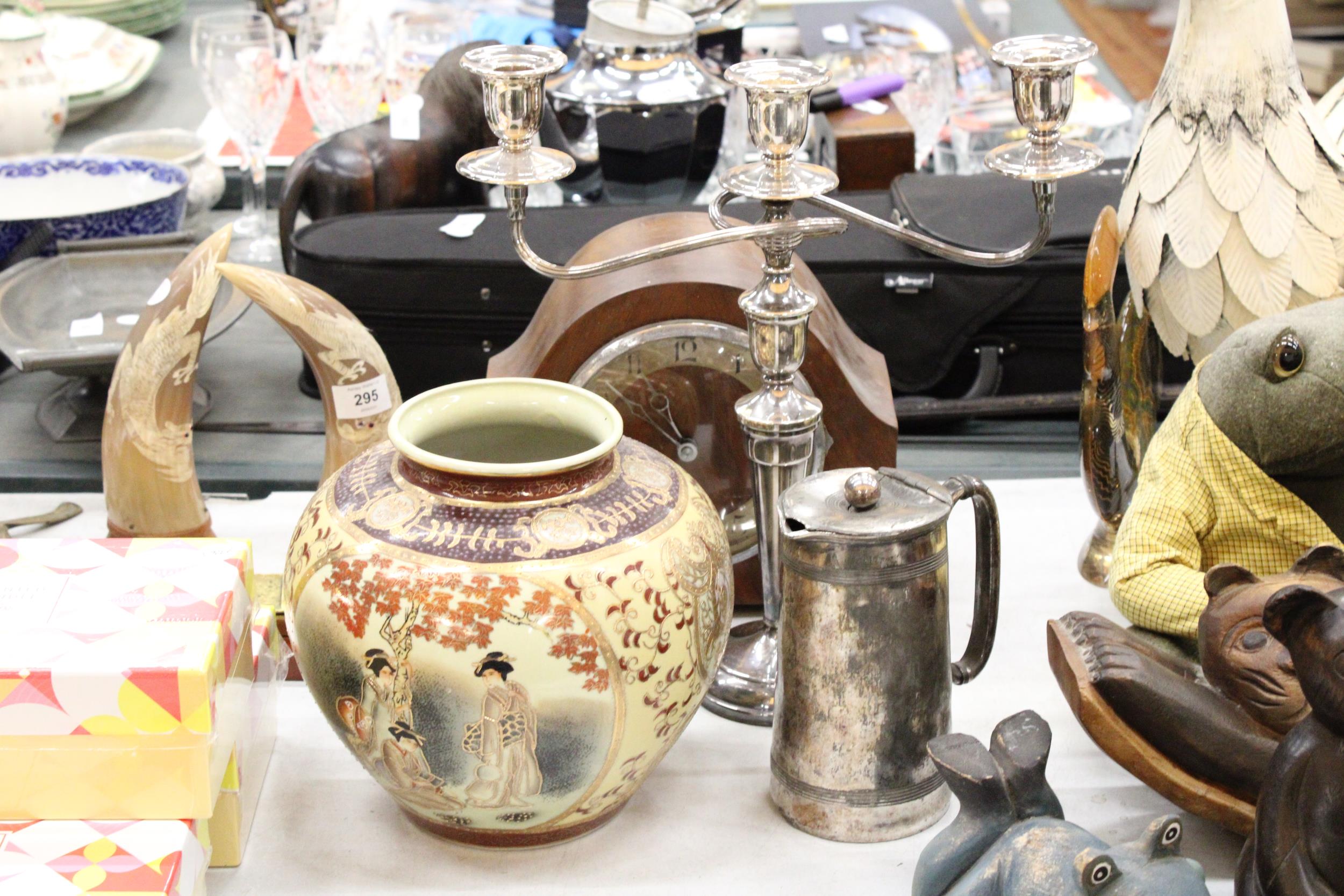 A MIXED LOT TO INCLUDE A VINTAGE MAHOGANY CASED MANTLE CLOCK, VINTAGE SILVER PLATED LIDDED JUG,