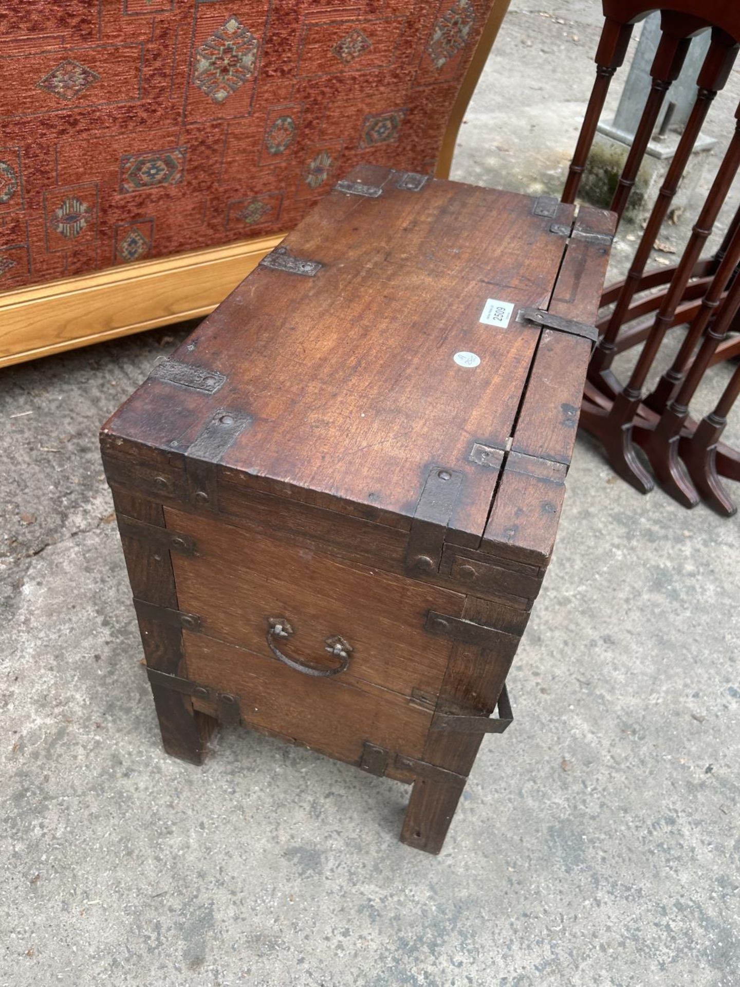 A SMALL HARD WOOD METAL BOUND TRUNK ON LEGS - Image 2 of 3