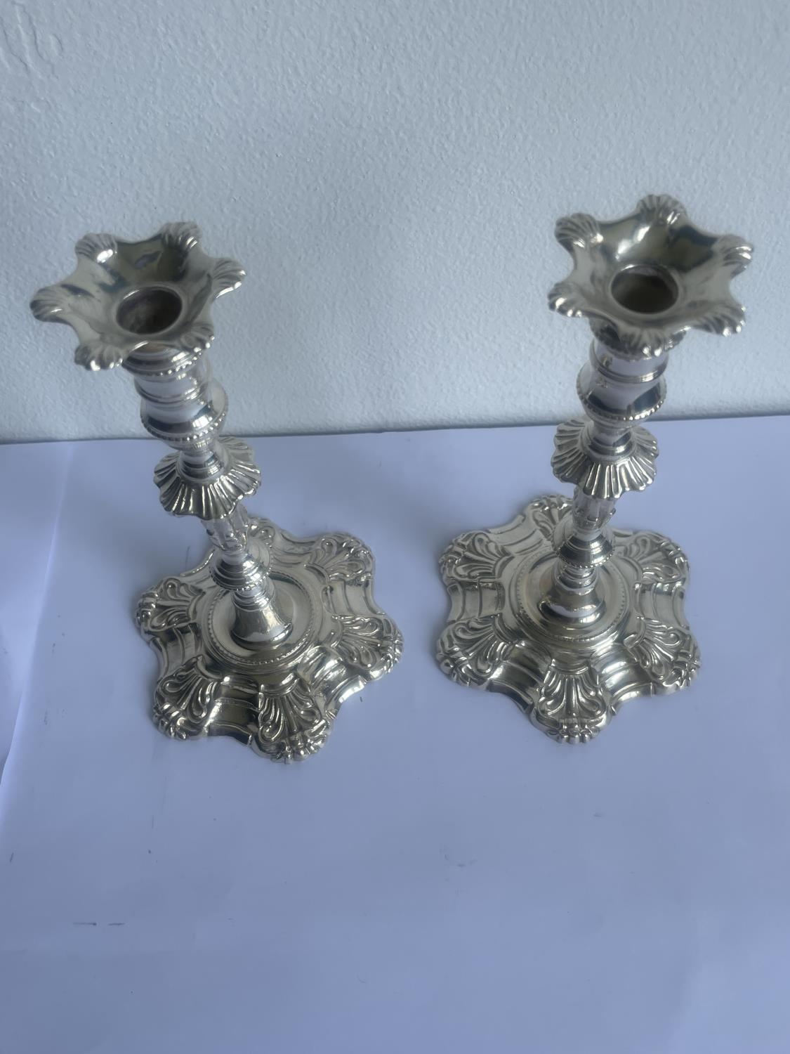 A PAIR OF DECORATIVE HALLMARKED BIRMINGHAM SILVER CANDLESTICKS GROSS WEIGHT 450 GRAMS - Image 2 of 6