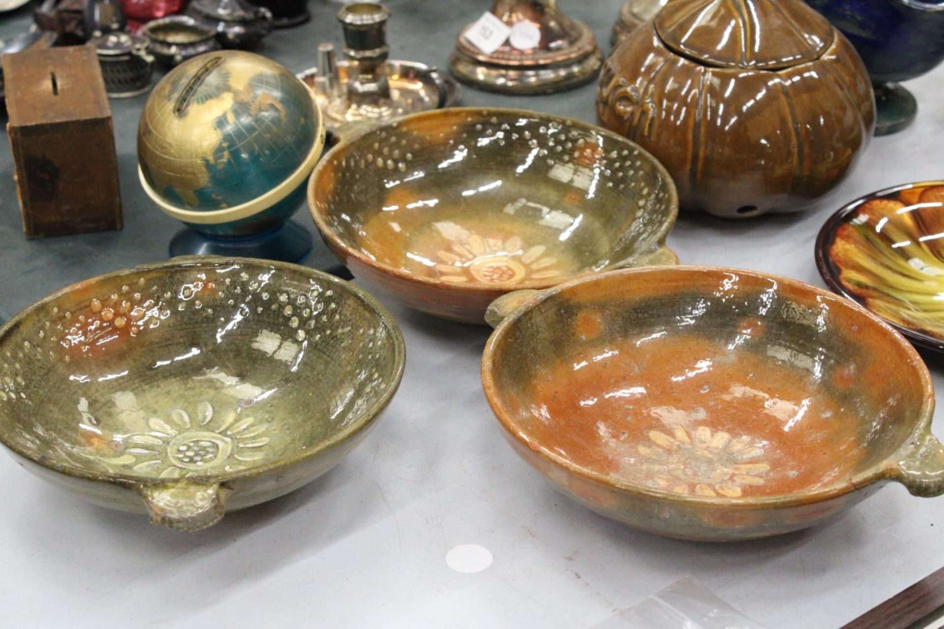 A COLLECTION OF STUDIO POTTERY TO INCLUDE BOWLS, A GARLIC JAR, JUG, PLATE, ETC - Image 3 of 6