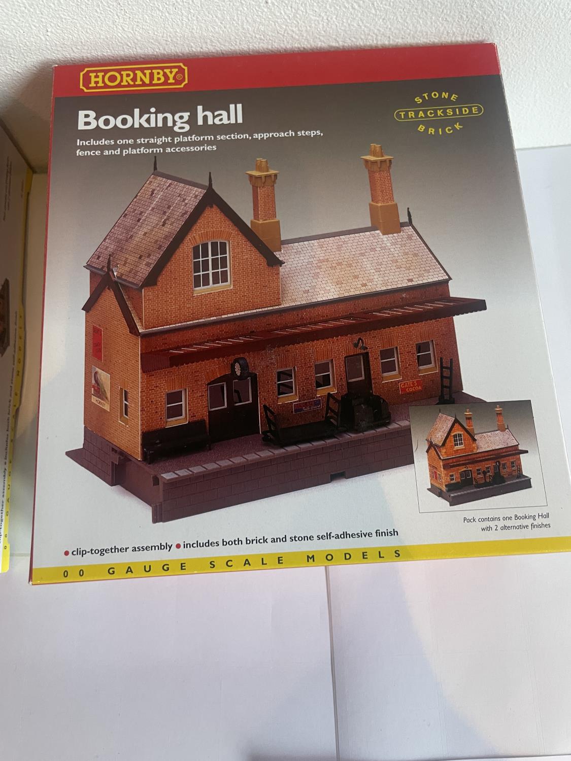 TWO AS NEW AND BOXED HORNBY 00 GAUGE RAILWAY MODELS TO INCLUDE A BOOKING HALLA AND A WAITING ROOM - Image 3 of 3