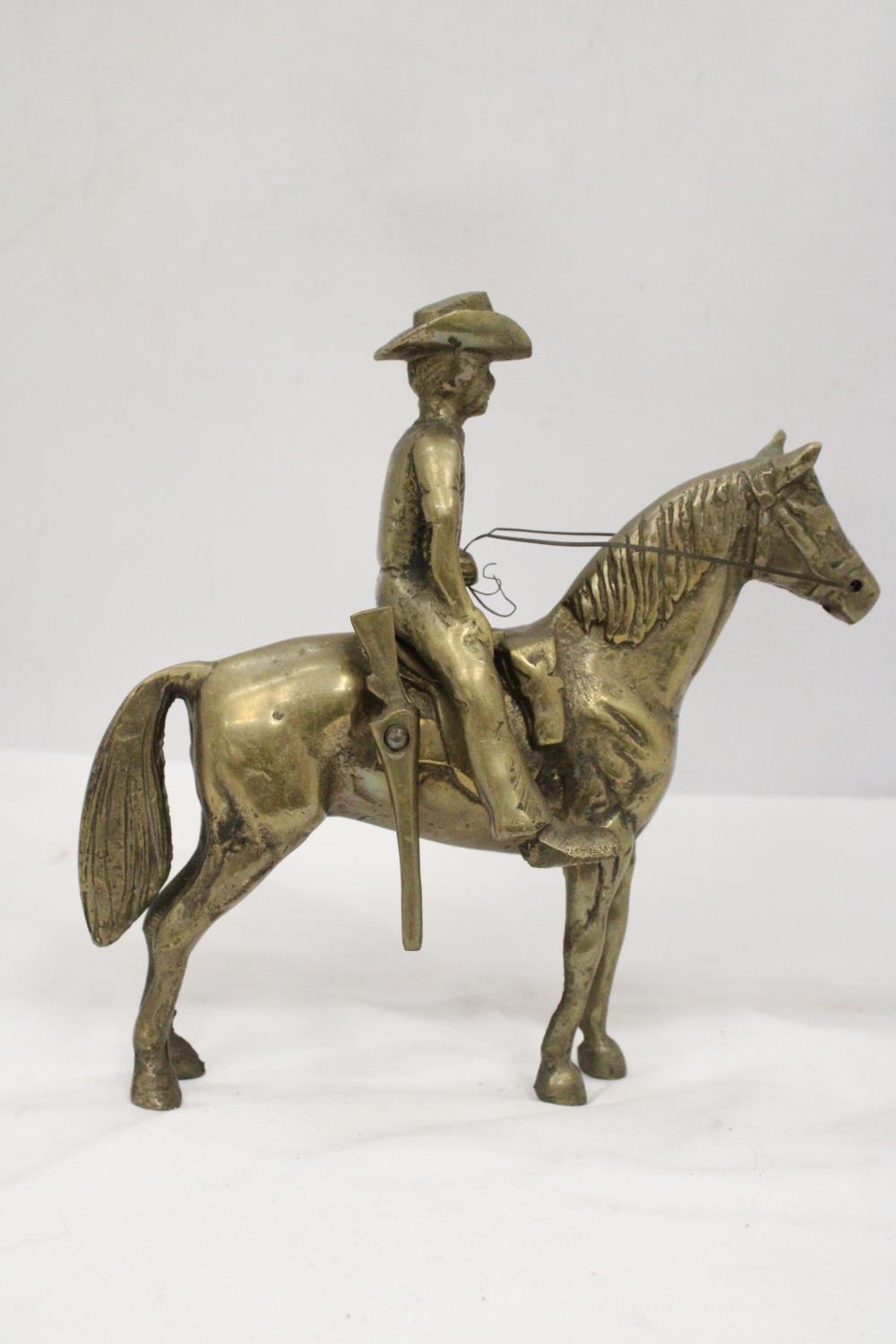 AN UNUSUAL SOLID BRASS COWBOY AND HORSE - APPROXIMATELY 22CM X 22CM - WEIGHS OVER TWO KILO - Image 4 of 5