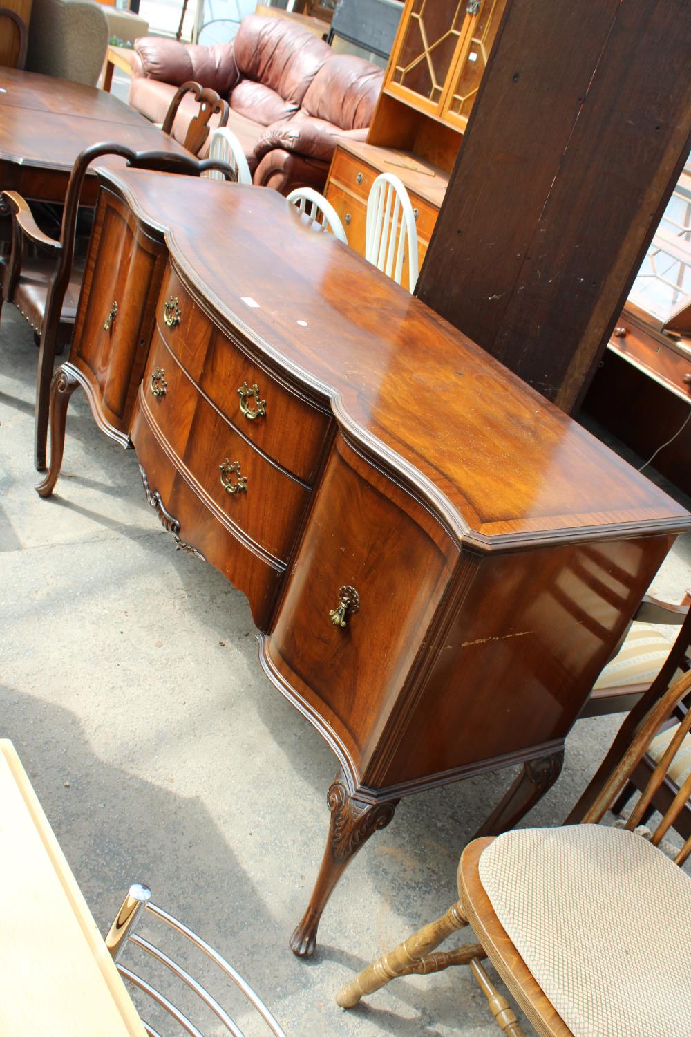 A MID 20TH CENTURY MAHOGANY AND CROSSBANDED WARING AND GILLOW DINING ROOM SUITE ON CABRIOLE LEGS - Image 2 of 6