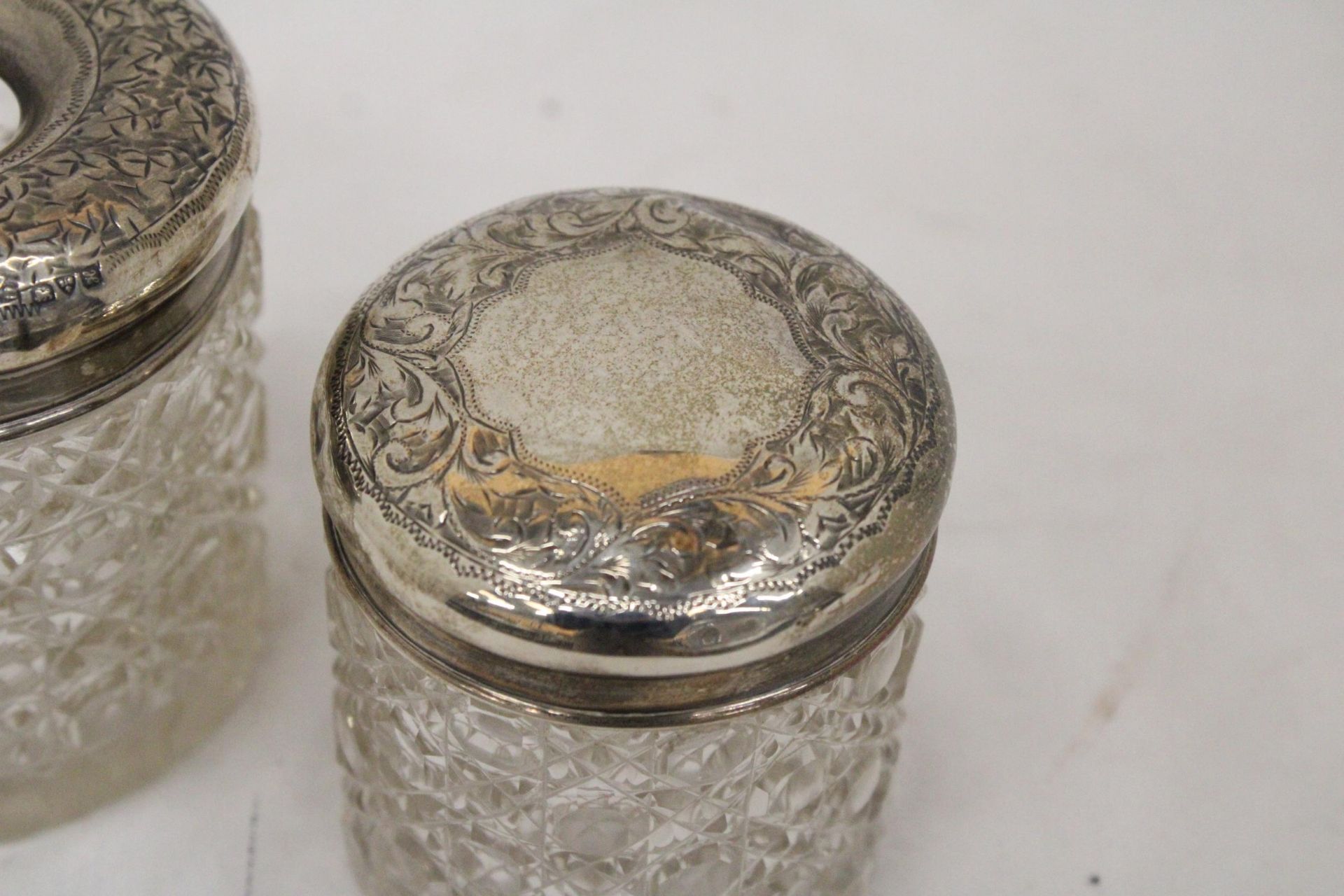 A STERLING SILVER TOP HAIR PIN JAR TOGETHER WITH A SILVER TOPPED COCKTAIL STICK HOLDER - Image 3 of 6