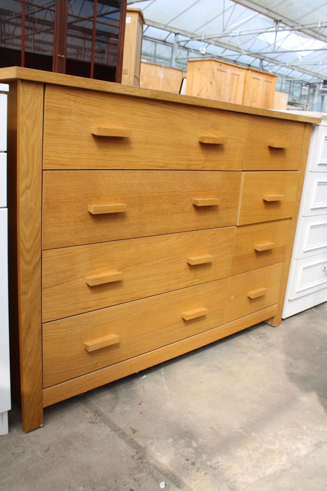 A MODERN OAK EFFECT CHEST OF FOUR SHORT AND FOUR LONG DRAWERS, 50" WIDE - Image 2 of 2