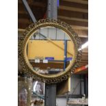 A VINTAGE ROUND GILT FRAMED MIRROR, DIAMETER 58CM