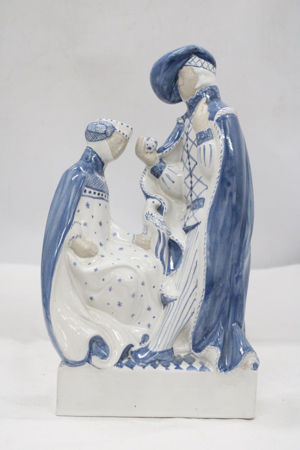 A VINTAGE HISTORICAL LADY AND LORD RYE POTTERY OF KENT FIGURE - APPROXIMATELY 27CM HIGH - Image 2 of 6