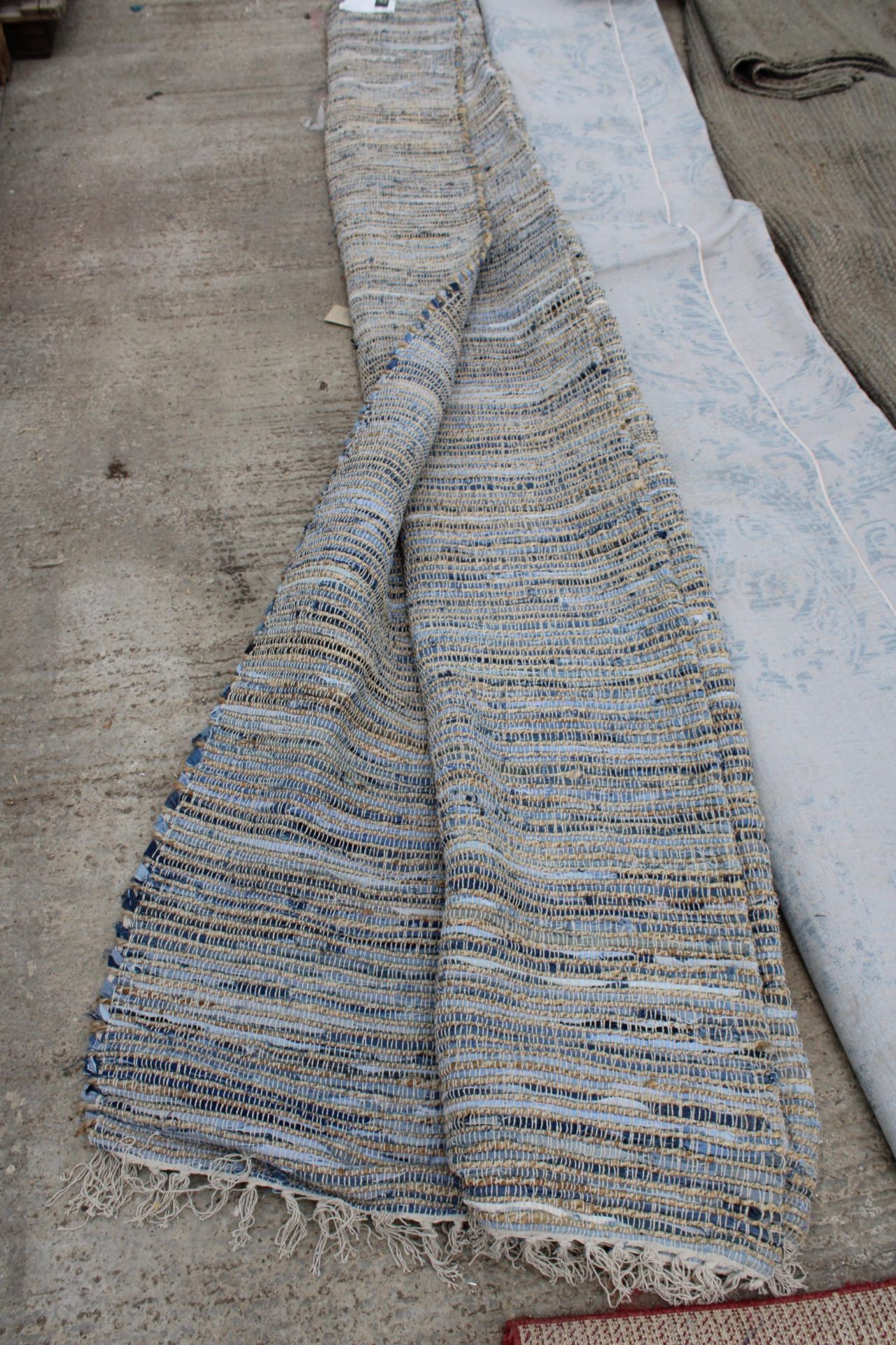 A BELIEVED AS NEW MADE IN INDIA HAND WOVEN NATURAL DENIM RUG (275CM x365CM) - Image 4 of 4