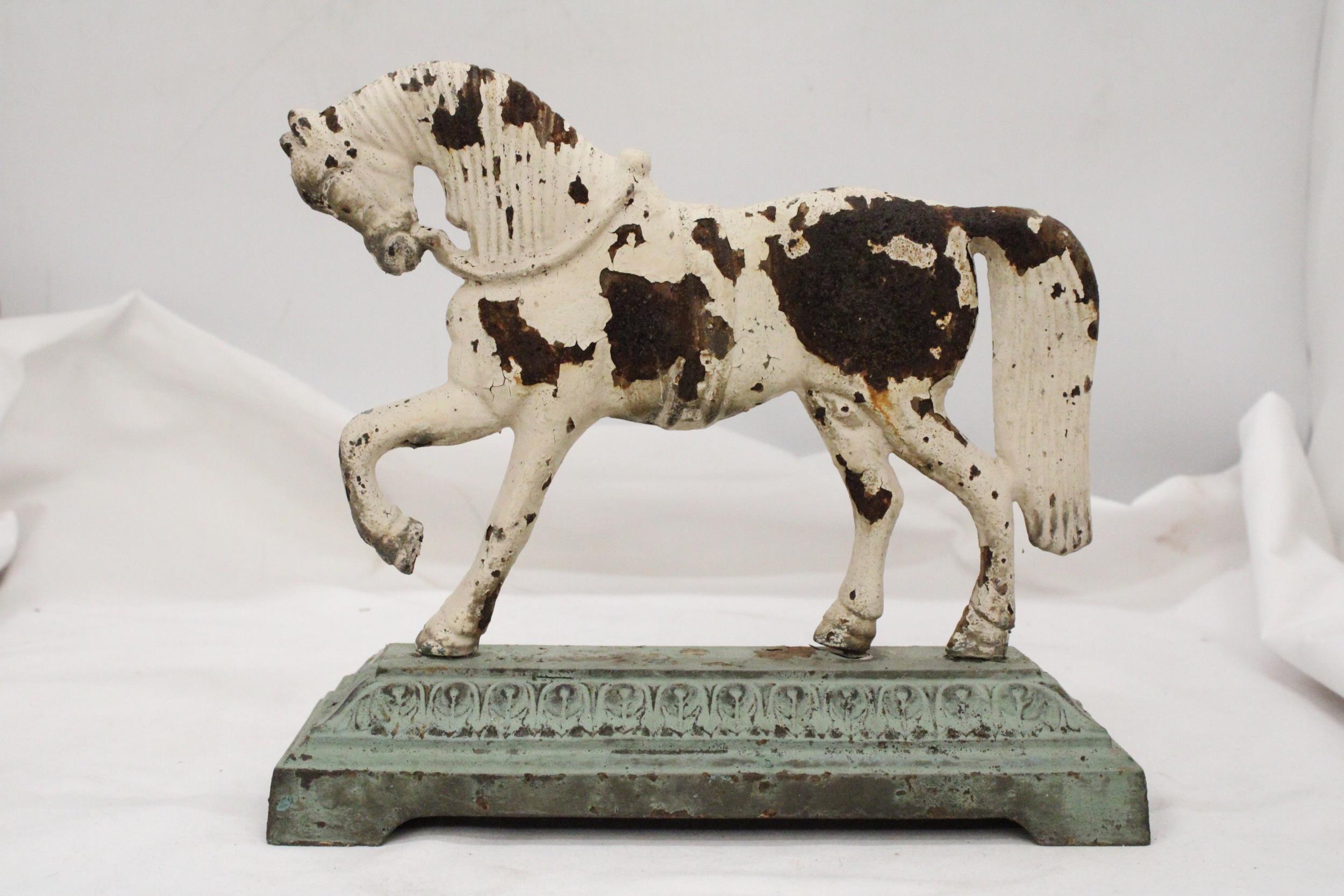 A VICTORIAN CAST IRON HORSE DOOR STOP ON GREEN BASE - APPROXIMATELY 23CM X 23CM - Image 2 of 5