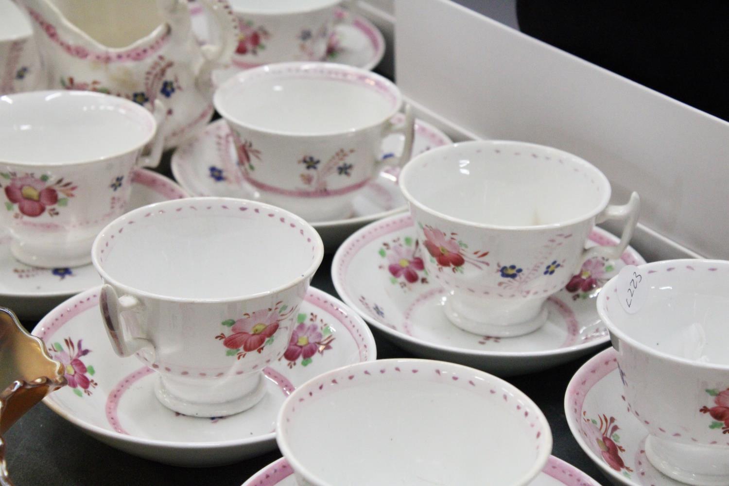 A FLORAL PART TEASET TO INCLUDE CUPS, SAUCERS, LARGE SUGAR BOWL PLUS JUG - Image 3 of 5