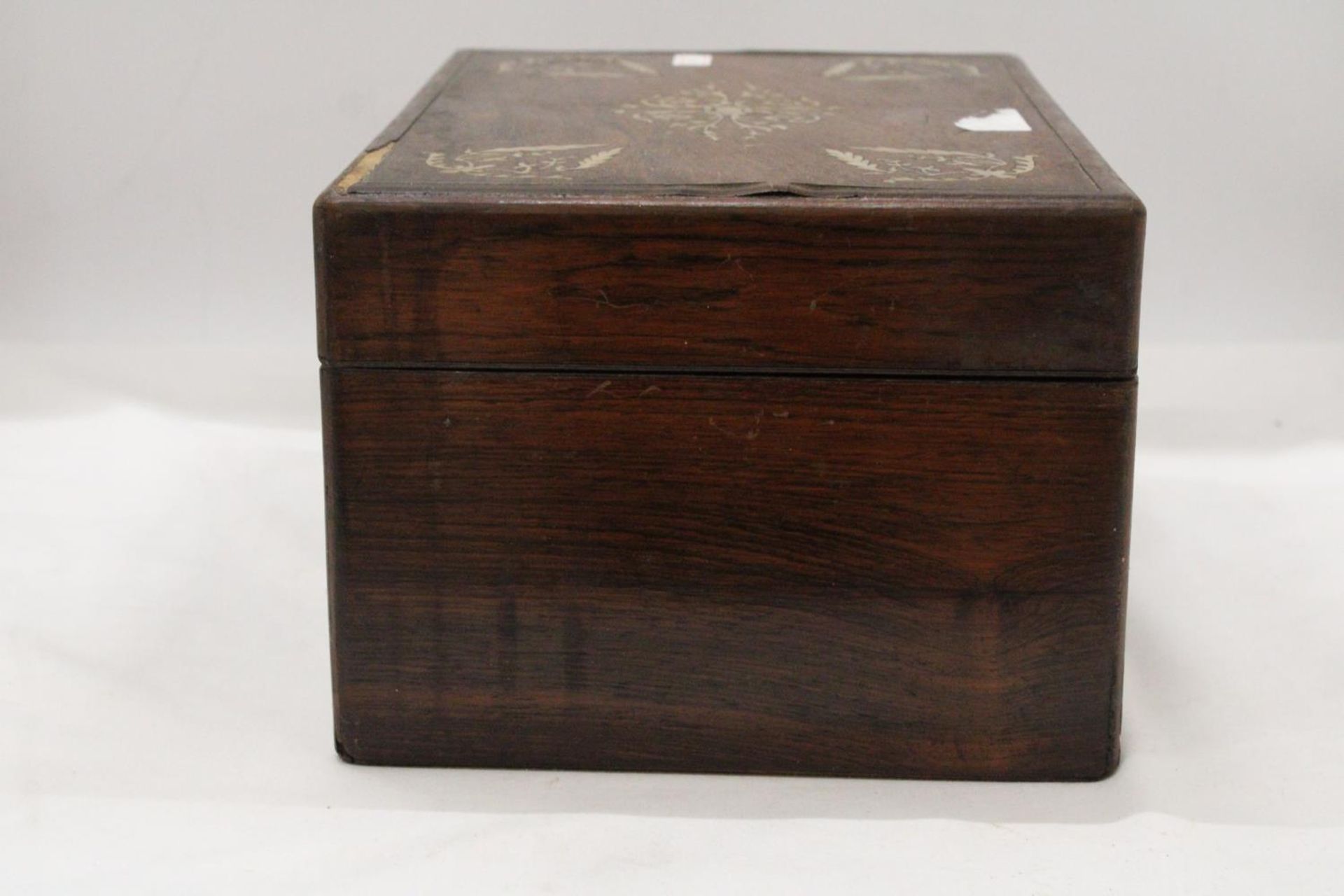 A VINTAGE MAHOGANY WORK BOX WITH MOTHER OF PEARL INLAY - Image 5 of 6