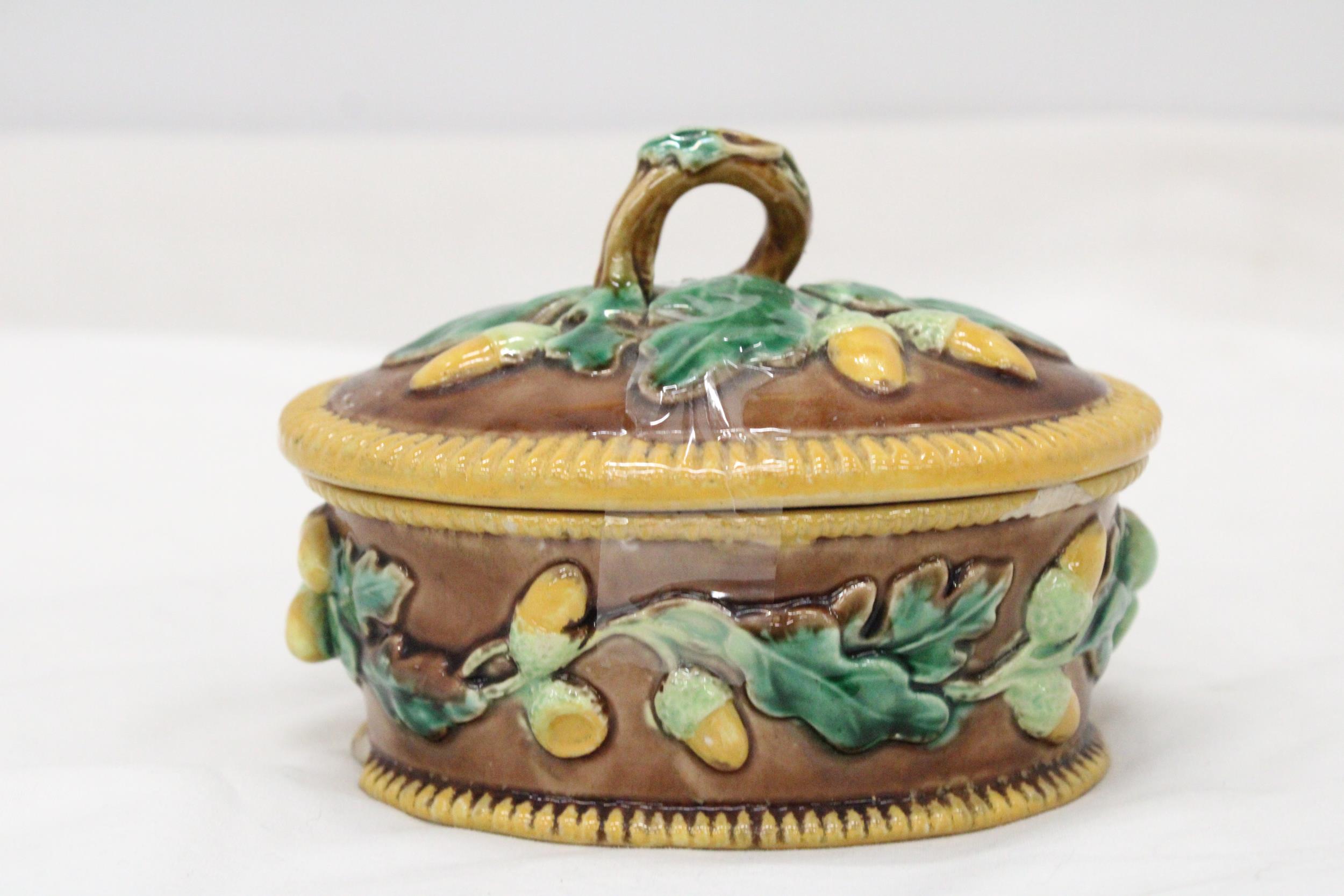 A MAJOLICA, OVAL, LIDDED POT, WITH OAK LEAF AND ACORN DECORATION - Image 2 of 6