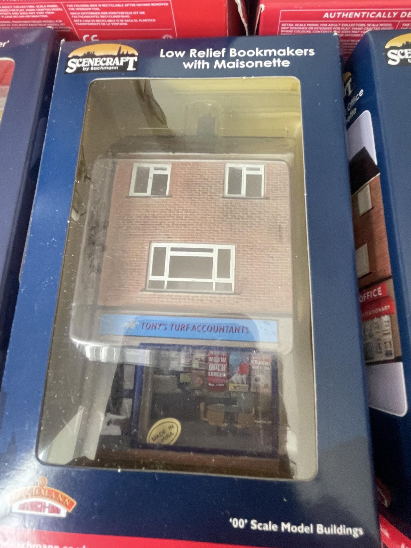 FIVE BOXED SCENECRAFT BY BACHMANN 00 GAUGE BUILDINGS TO INCLUDE POST OFFICE, CHIP SHOP, BOOKIES, - Image 5 of 6