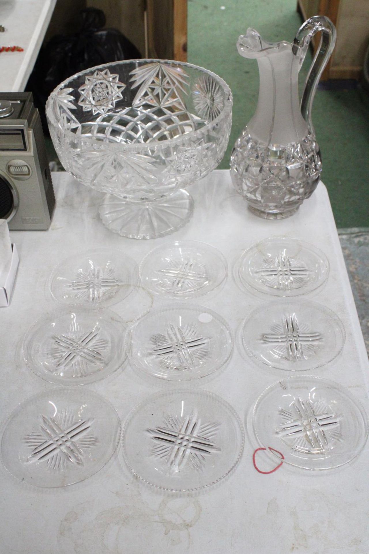 A QUANTITY OF GLASSWARE TO INCLUDE A LAGE FOOTED BOWL, LARGE JUG AND NINE COASTERS