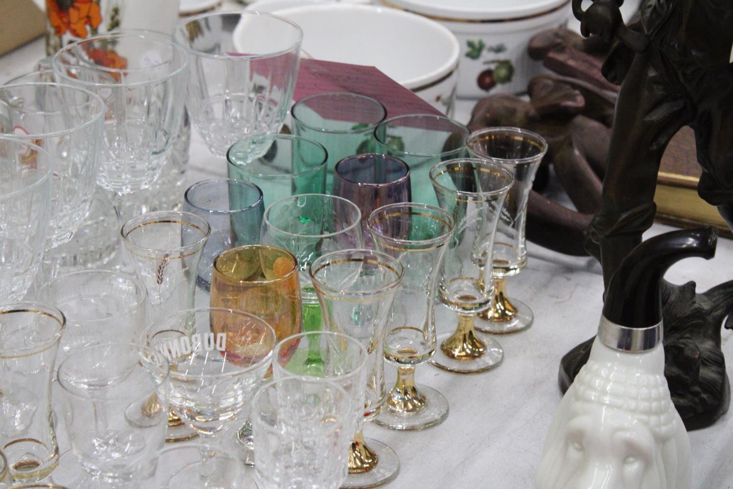 A QUANTITY OF GLASSWARE TO INCLUDE SHOT GLASSES, BEER GLASSES, WINE GLASSES, SHERRY GLASSES ETC - Image 5 of 6