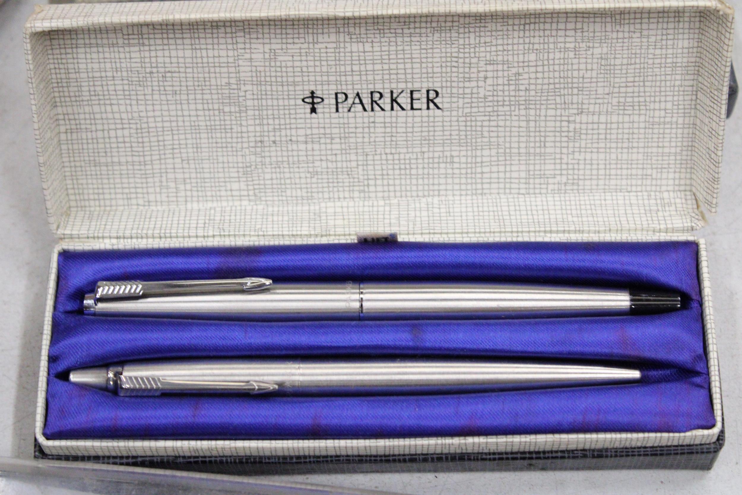 A COLLECTION OF BOXED PENS TO INCLUDE, SHEAFFER, PARKER, ETC, PLUS PENCIL REFILLS - Image 3 of 5