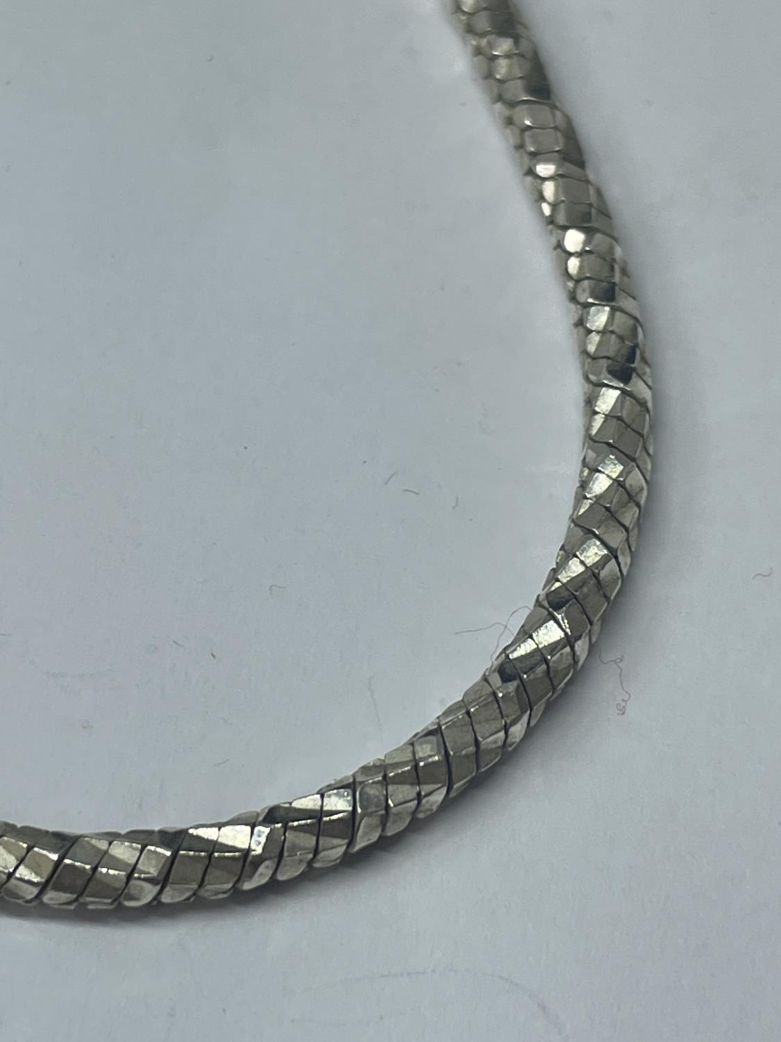 A HEAVY SILVER NECKLACE - Image 2 of 3