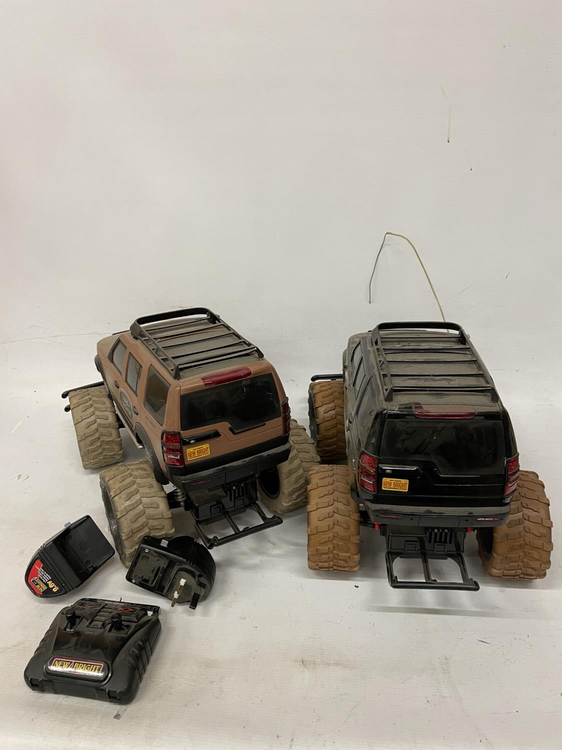 TWO REMOTE CONTROL LANDROVERS WITH BATTERIES, CHARGERS AND ONE REMOTE CONTROL, IN WORKING ORDER - Image 6 of 6