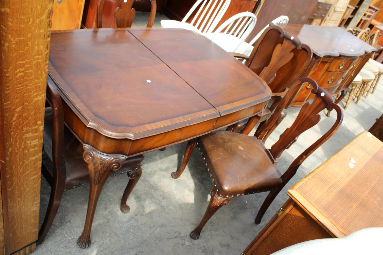 A MID 20TH CENTURY MAHOGANY AND CROSSBANDED WARING AND GILLOW DINING ROOM SUITE ON CABRIOLE LEGS - Image 4 of 6