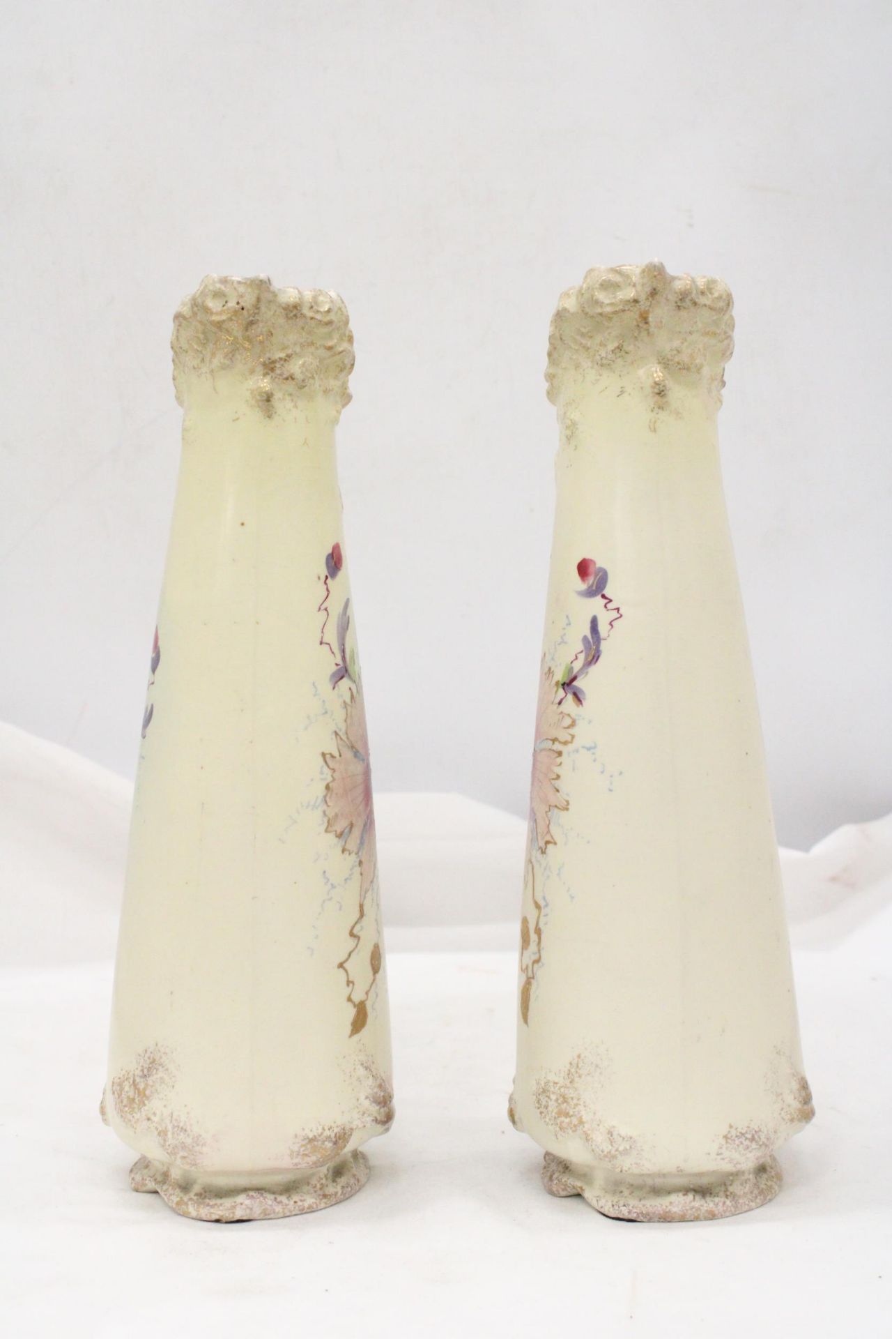 A PAIR OF VICTORIAN JUGS IN IVORY WITH FLORAL AND GILT DECORATION - APPROXIMATELY 31CM HIGH - Image 2 of 5