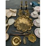 A COLLECTION OF VINTAGE BRASSWARE TO INCLUDE TWO PAIRS OF CANDLESTICKS, ONE WITH KNIVES, THE OTHER