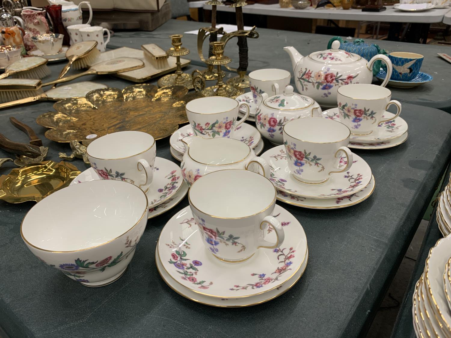 A VINTAGE WEDGWOOD 'DEVON SPRAYS', TEASET TO INCLUDE A TEAPOT, A SUGAR BOWL, CREAM JUG, CUPS, - Image 2 of 6