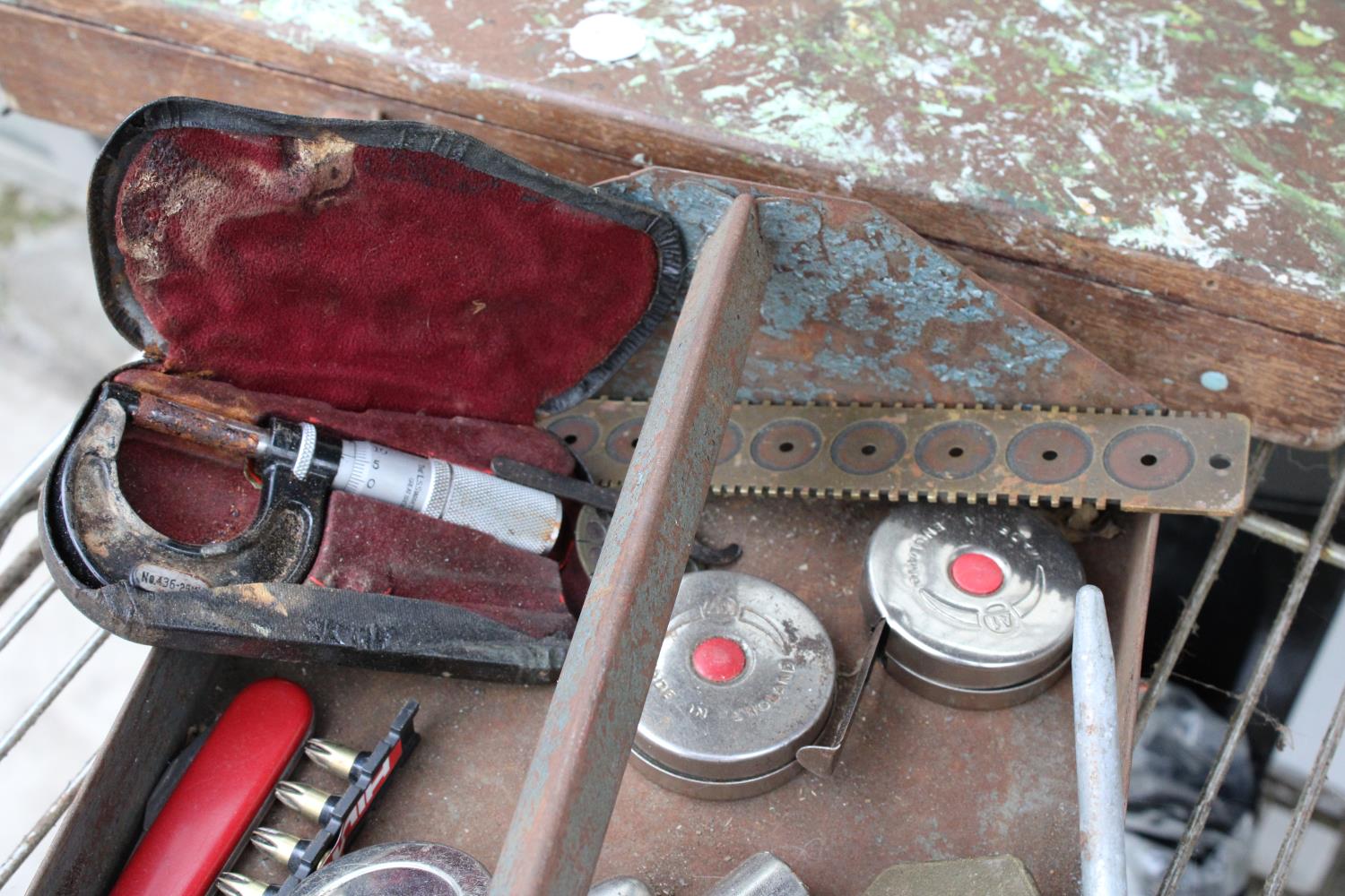 AN ASSORTMENT OF TOOLS TO INCLUDE PEN KNIVES, MICROMETERS AND TAPE MEASURES ETC - Image 6 of 7