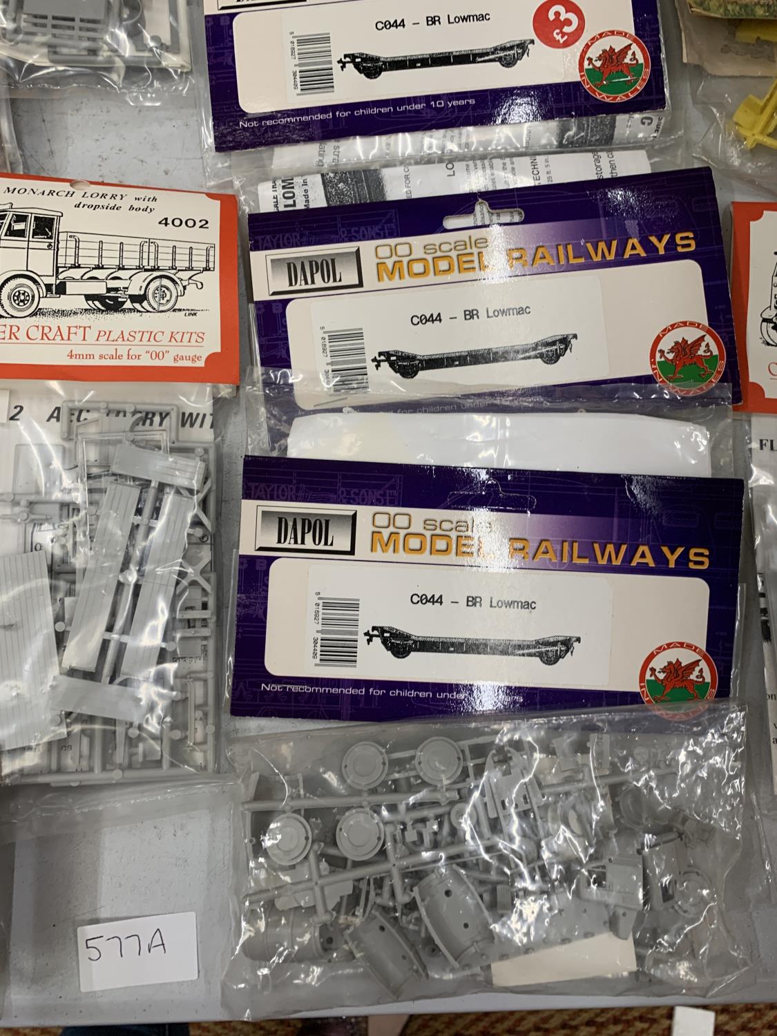 A LARGE QUANTITY OF OO GAUGE MODEL TRACKSIDE RAILWAY KITS TO INCLUDE LOWMAC, FLAT BED ETC. - Image 4 of 7